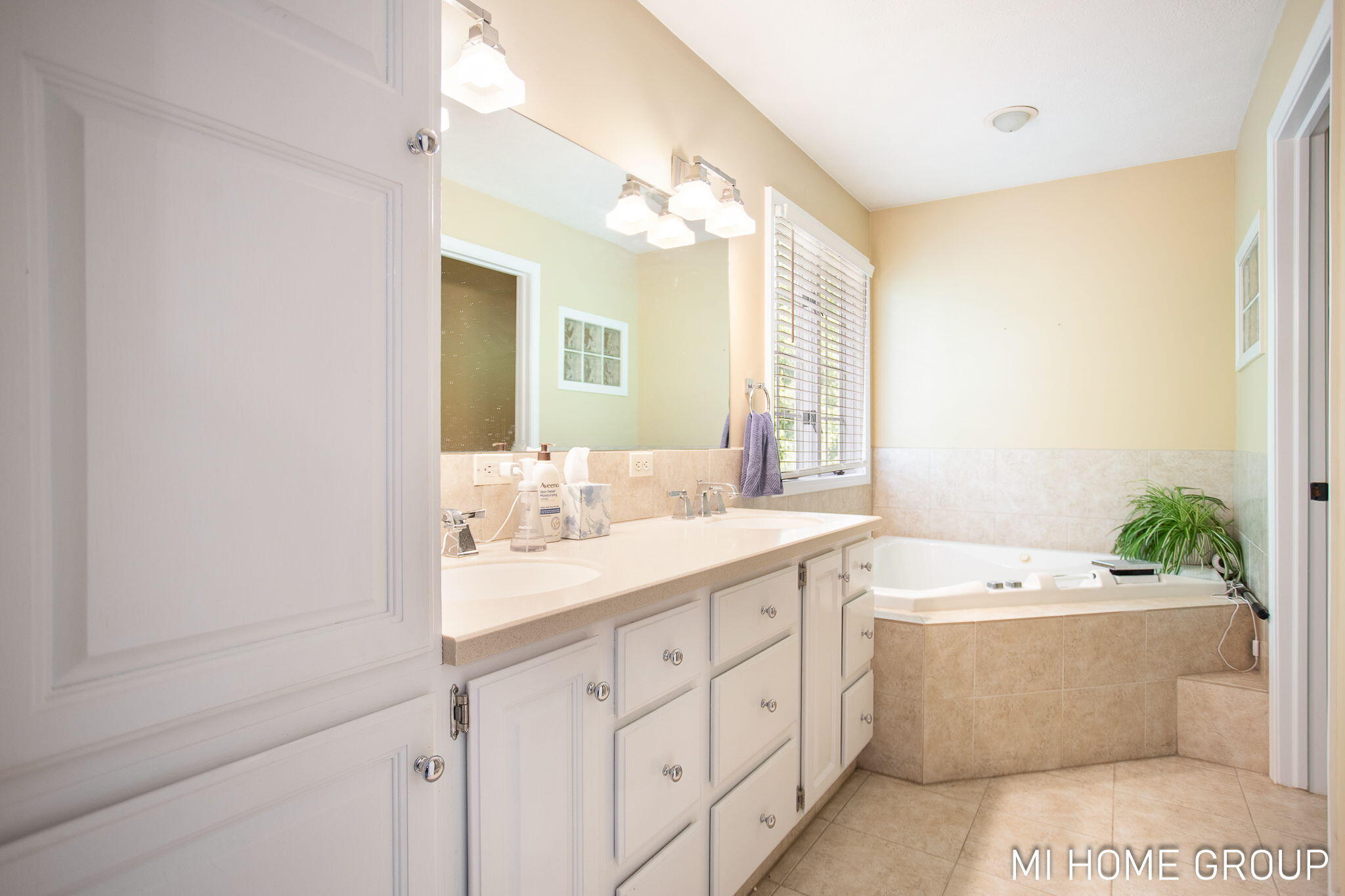 Holland, Michigan, 49424, United States, 4 Bedrooms Bedrooms, ,3 BathroomsBathrooms,Residential,For Sale,1849083