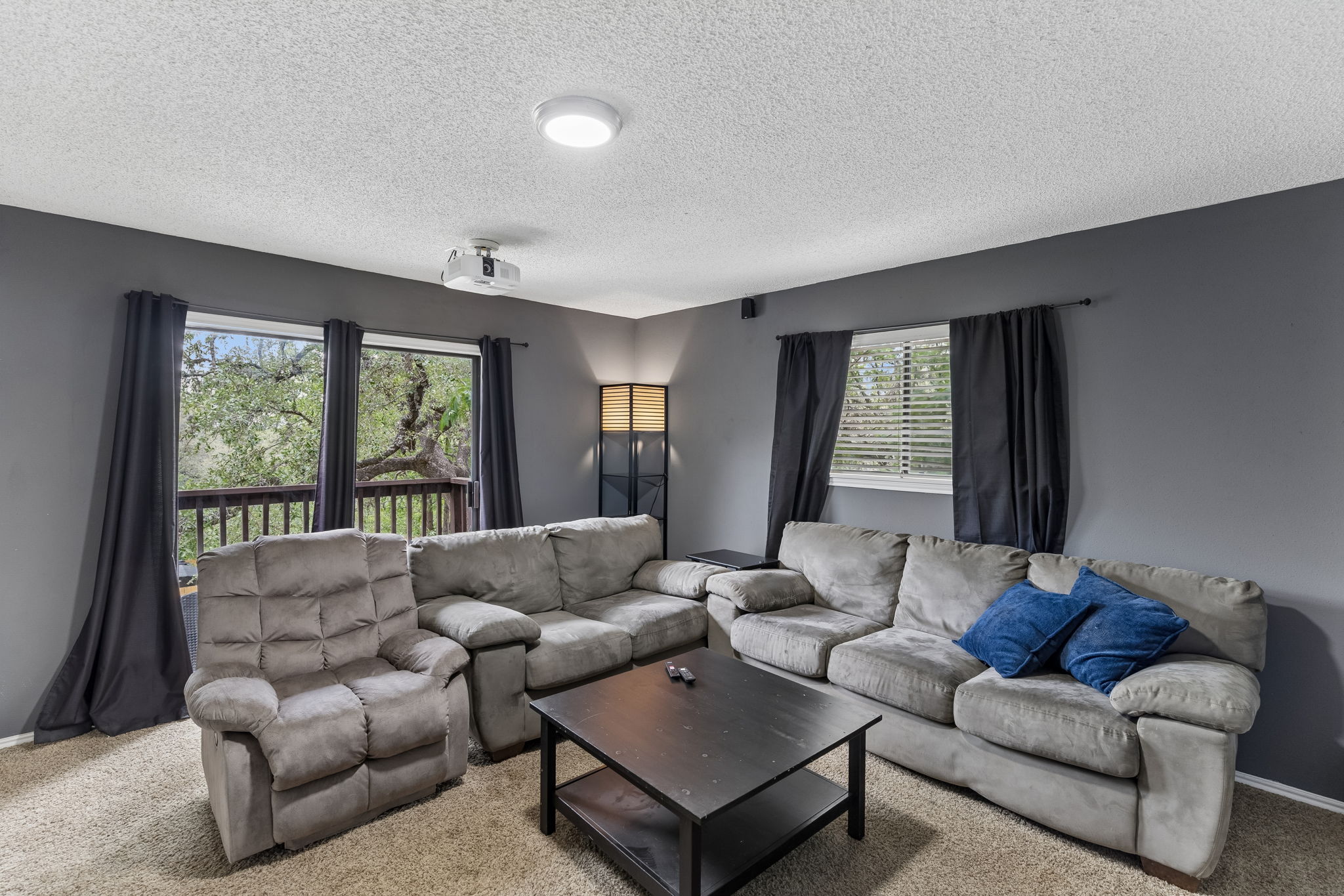  Oak-Canopied Retreat with Pool and Media Room - 物件實景