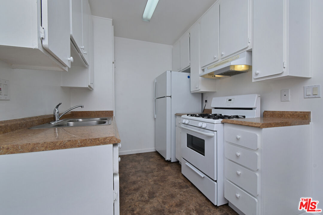 Northridge, California, 91325, United States, 41 Bedrooms Bedrooms, ,Residential,For Sale,1877595