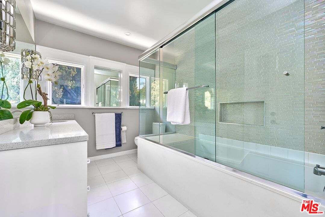 Los Angeles, California, 90005, United States, 5 Bedrooms Bedrooms, ,6 BathroomsBathrooms,Residential,For Sale,1907226