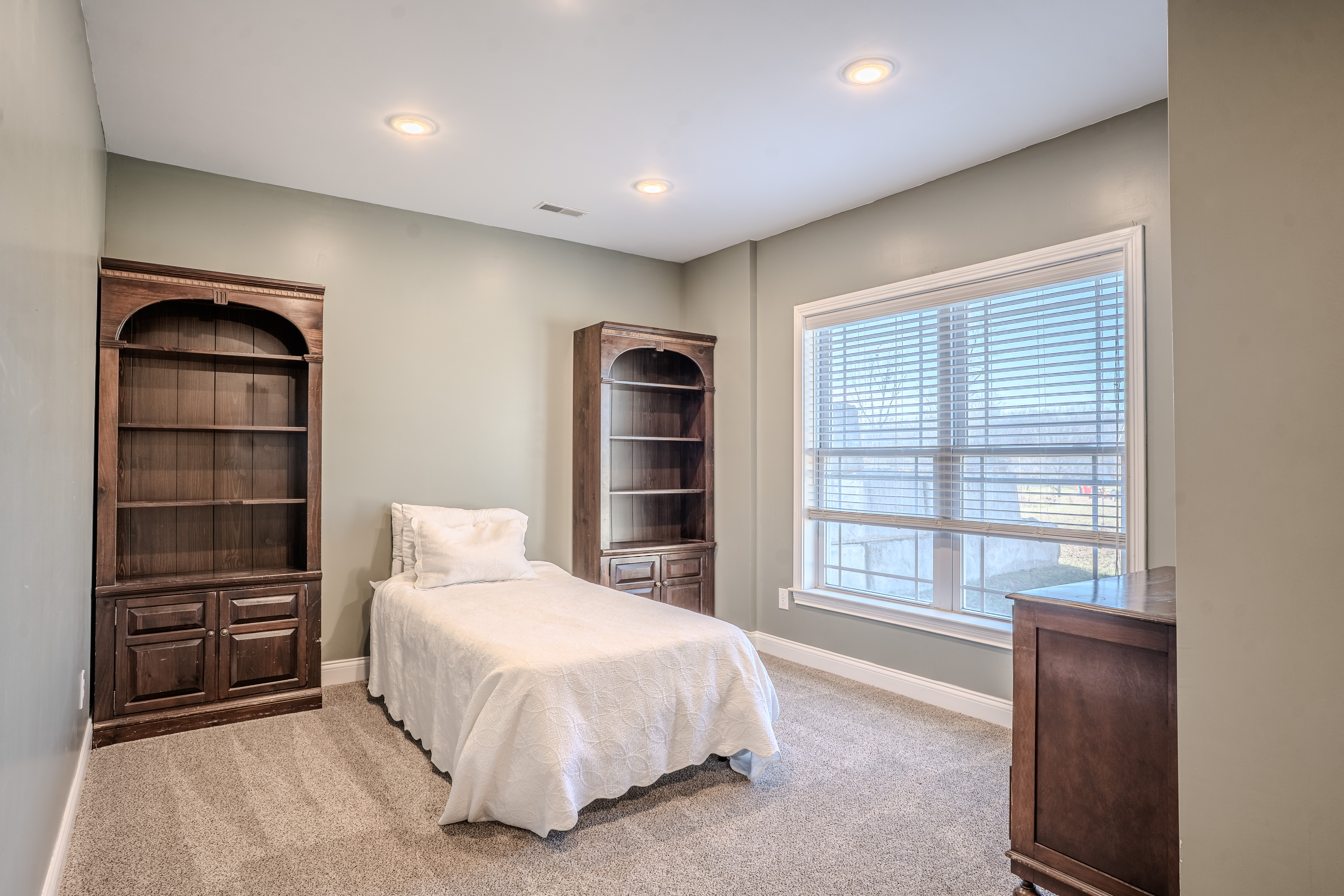 Frankfort, Kentucky, 40601, United States, 6 Bedrooms Bedrooms, ,3 BathroomsBathrooms,Residential,For Sale,2012095