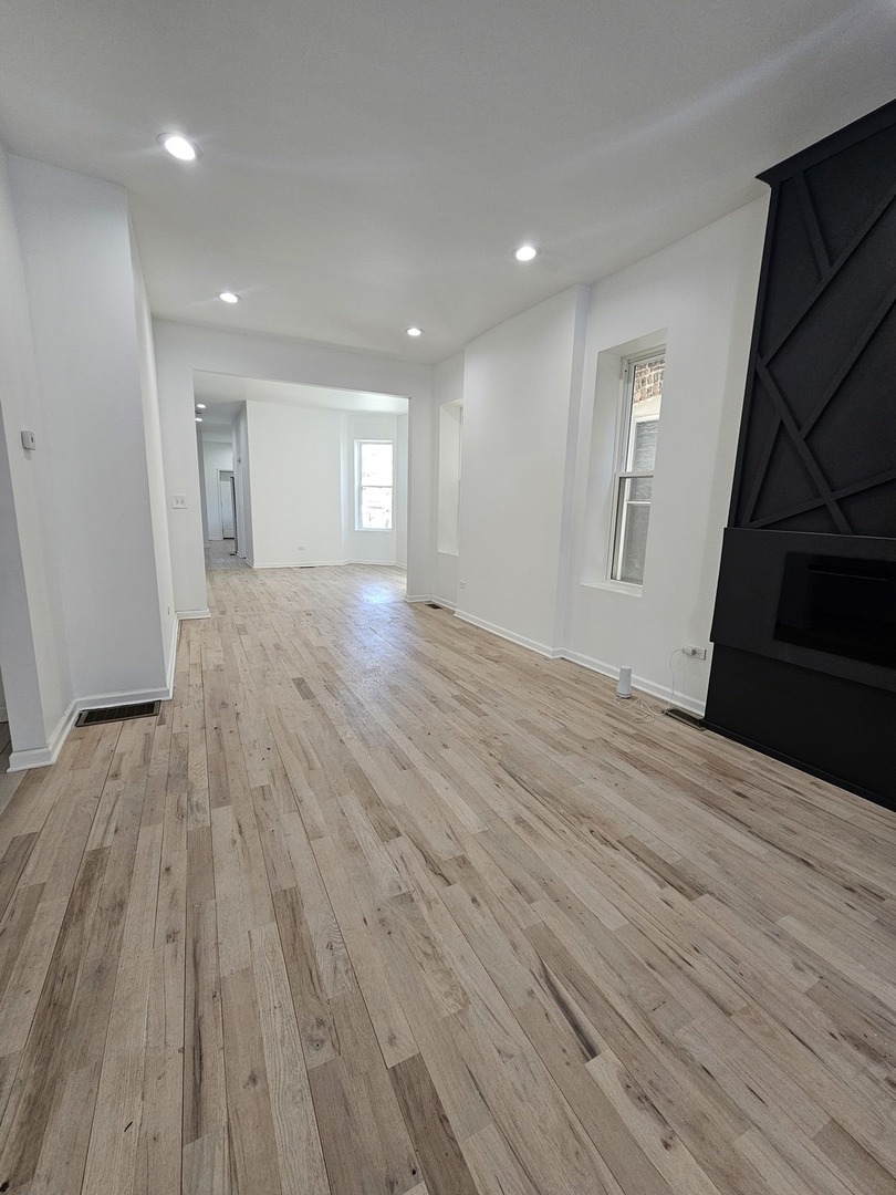Chicago, Illinois, 60624-2620, United States, 6 Bedrooms Bedrooms, ,3 BathroomsBathrooms,Residential,For Sale,1915629