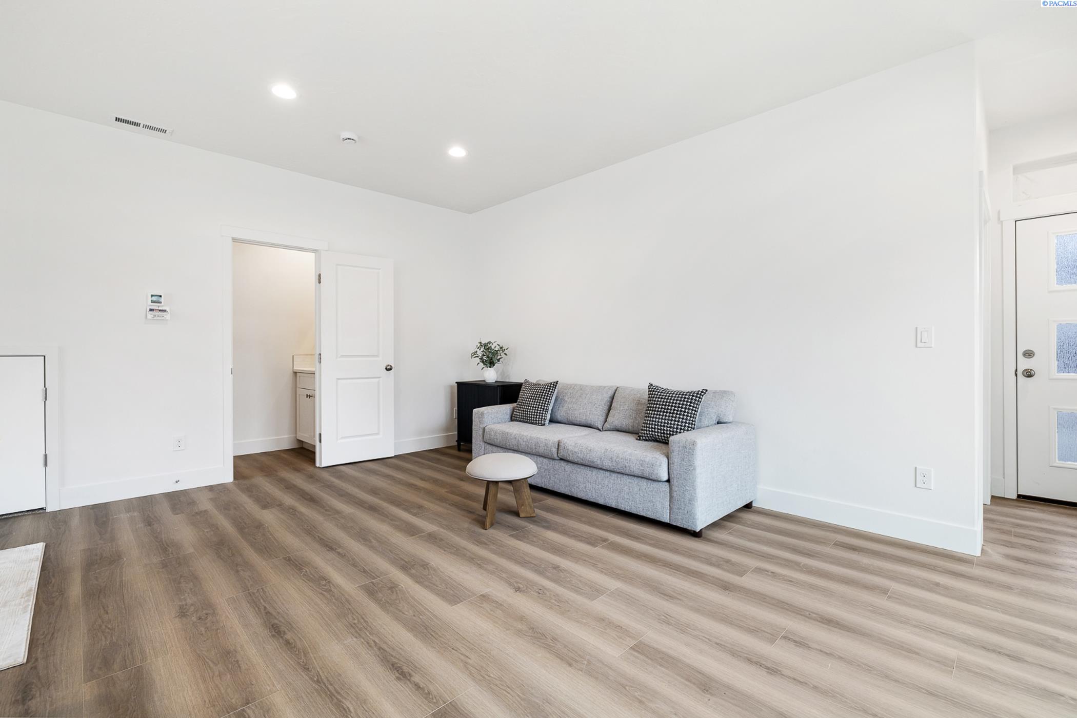 Kennewick, Washington, 99337, United States, 5 Bedrooms Bedrooms, ,Residential,For Sale,1940850