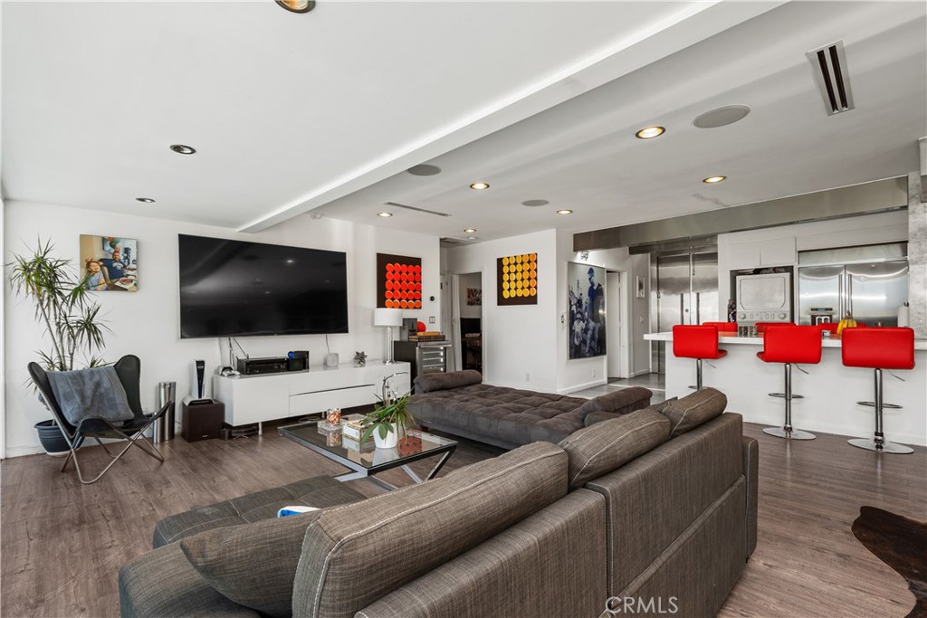 Los Angeles, California, 90068, United States, 2 Bedrooms Bedrooms, ,2 BathroomsBathrooms,Residential,For Sale,1918041