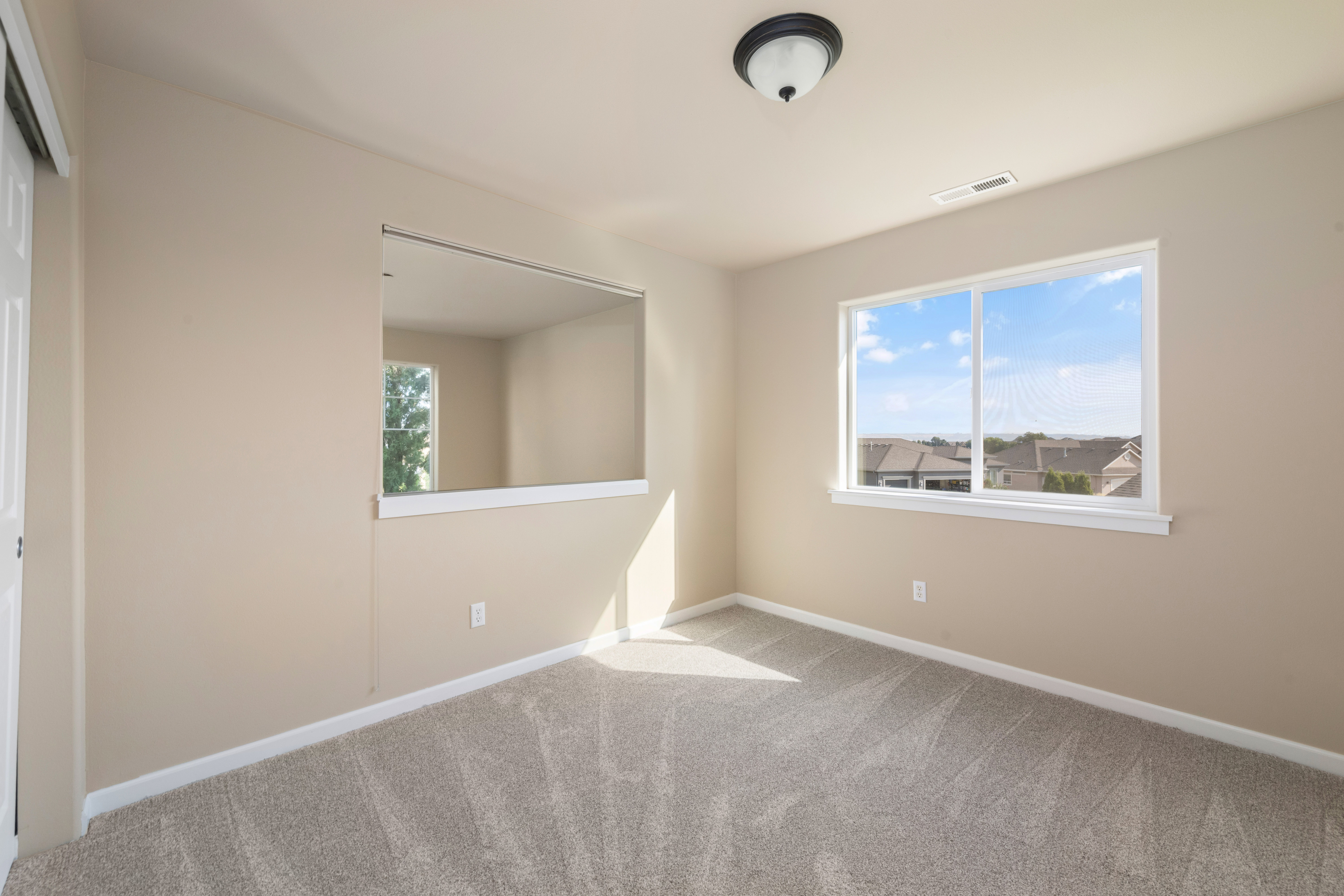  Nearly 3,600 Sq Ft of Possibilities - 物件實景