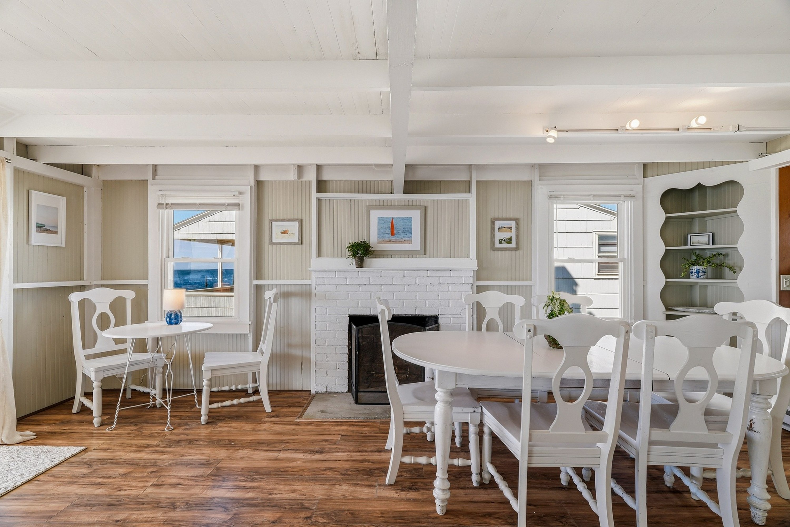  Charming Direct Waterfront Beach Cottage at Hawk