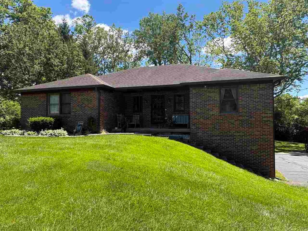 Wayne Dr, Greenfield, IN 46140