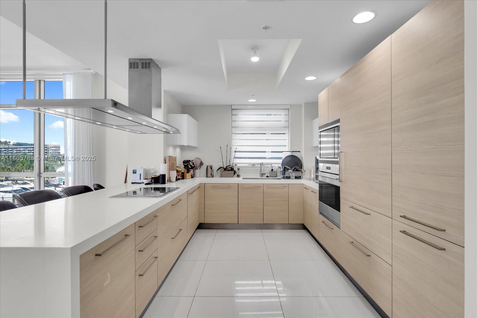 North Miami Beach, Florida, 33160, United States, 2 Bedrooms Bedrooms, ,3 BathroomsBathrooms,Residential,For Sale,1926964