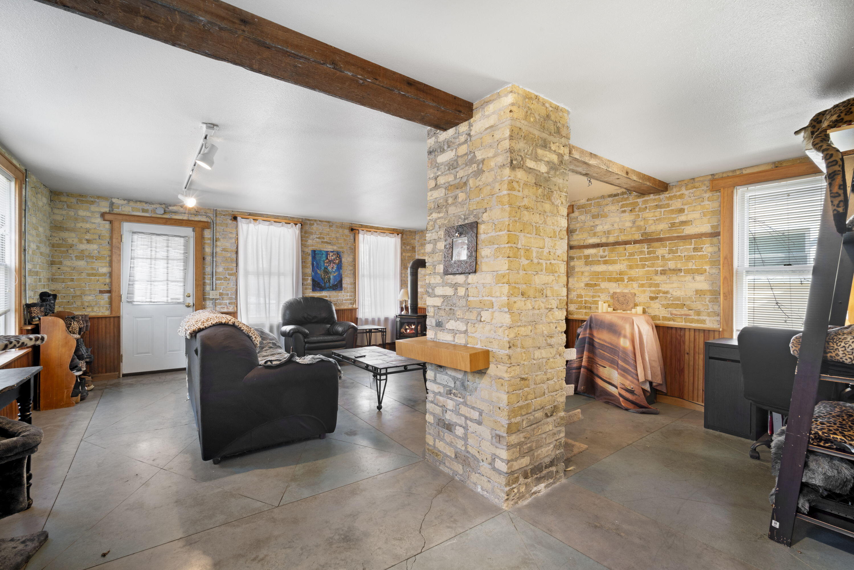 Milwaukee, Wisconsin, 53202, United States, 3 Bedrooms Bedrooms, ,3 BathroomsBathrooms,Residential,For Sale,1982792