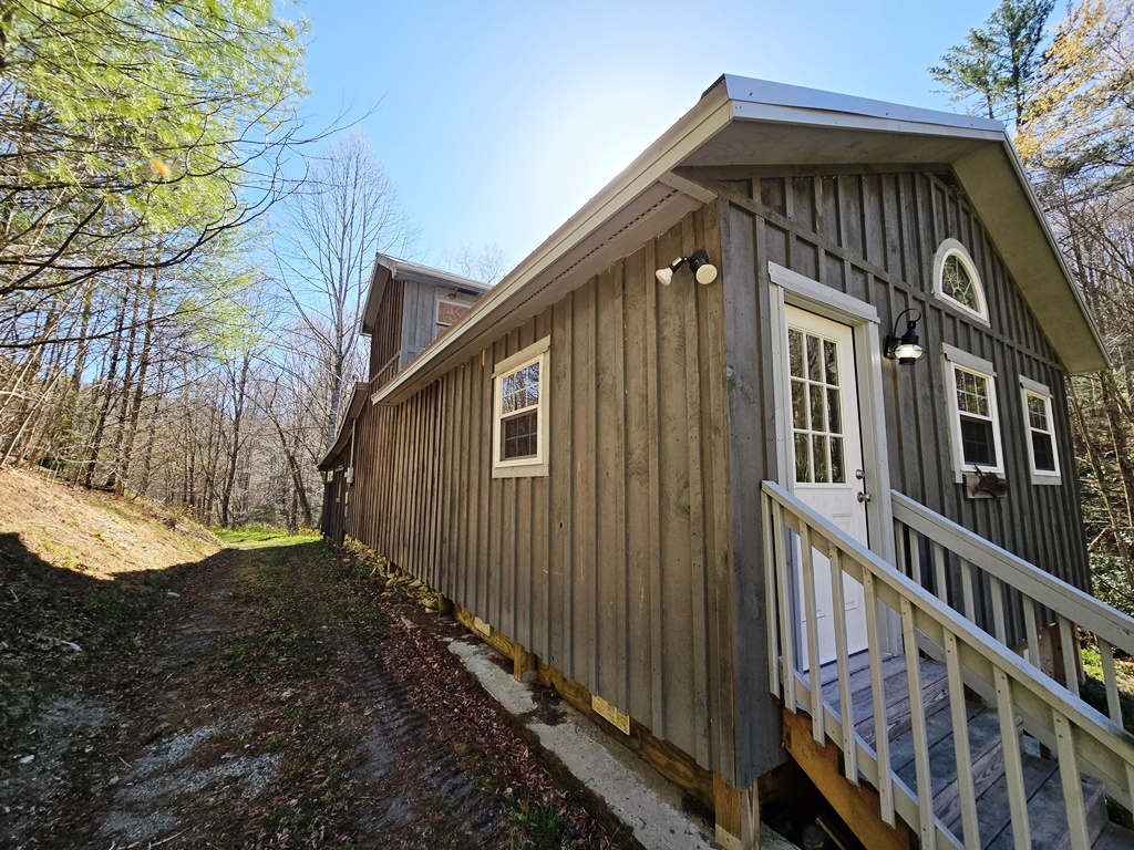 Lansing, North Carolina, 28643, United States, 1 Bedroom Bedrooms, ,1 BathroomBathrooms,Residential,For Sale,1974304