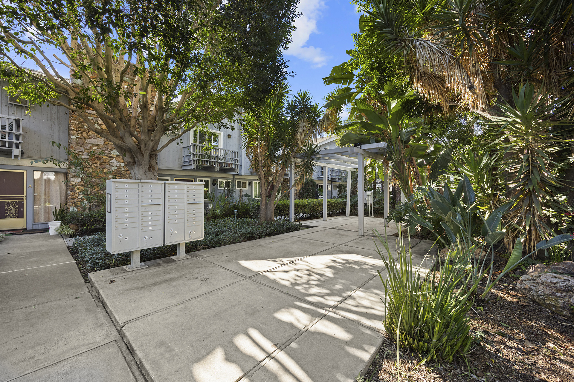 Fullerton, California, 92831, United States, 2 Bedrooms Bedrooms, ,1 BathroomBathrooms,Residential,For Sale,2002519