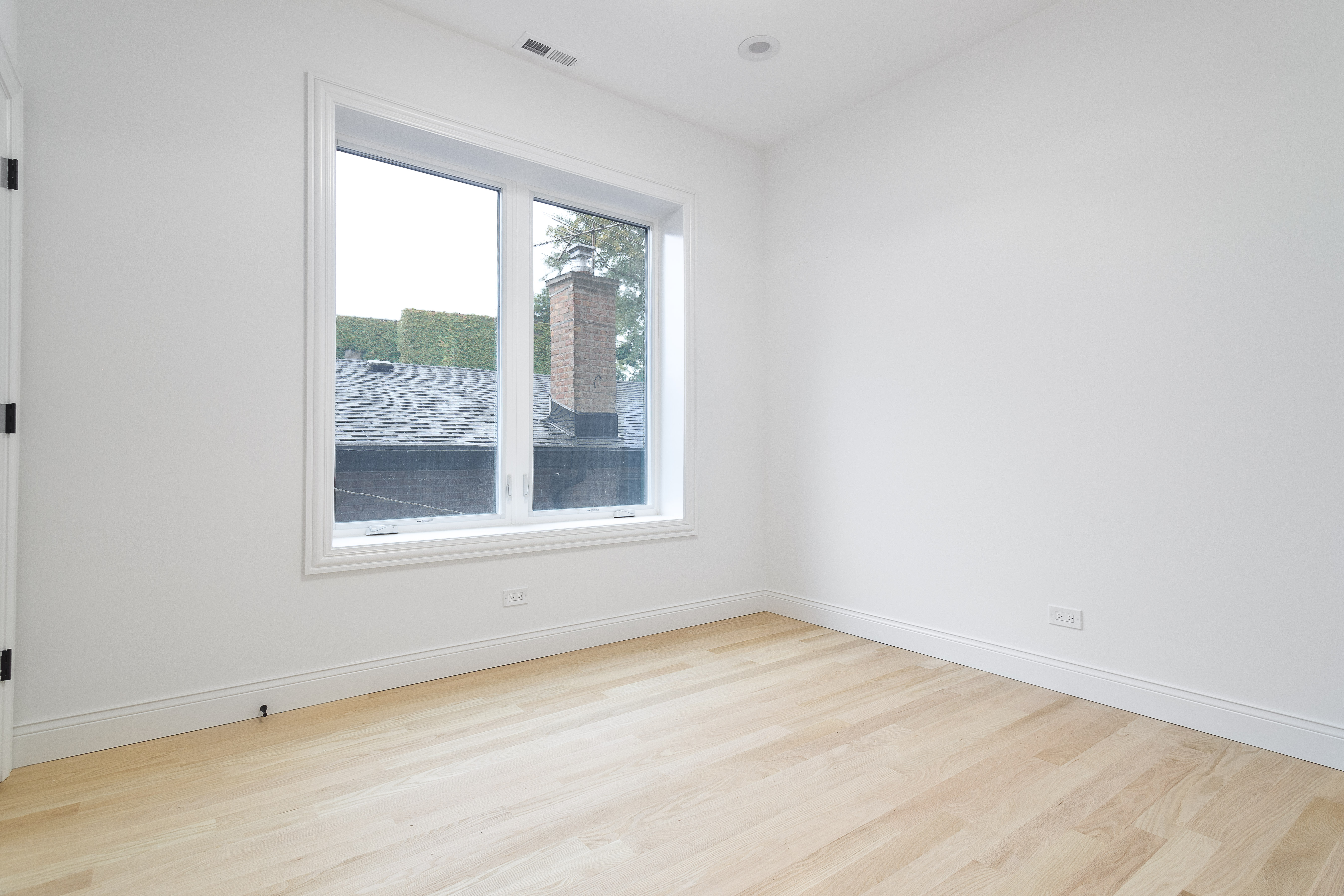 Experience Elevated Living in this Sun-filled Second-floor Simplex - 物件實景