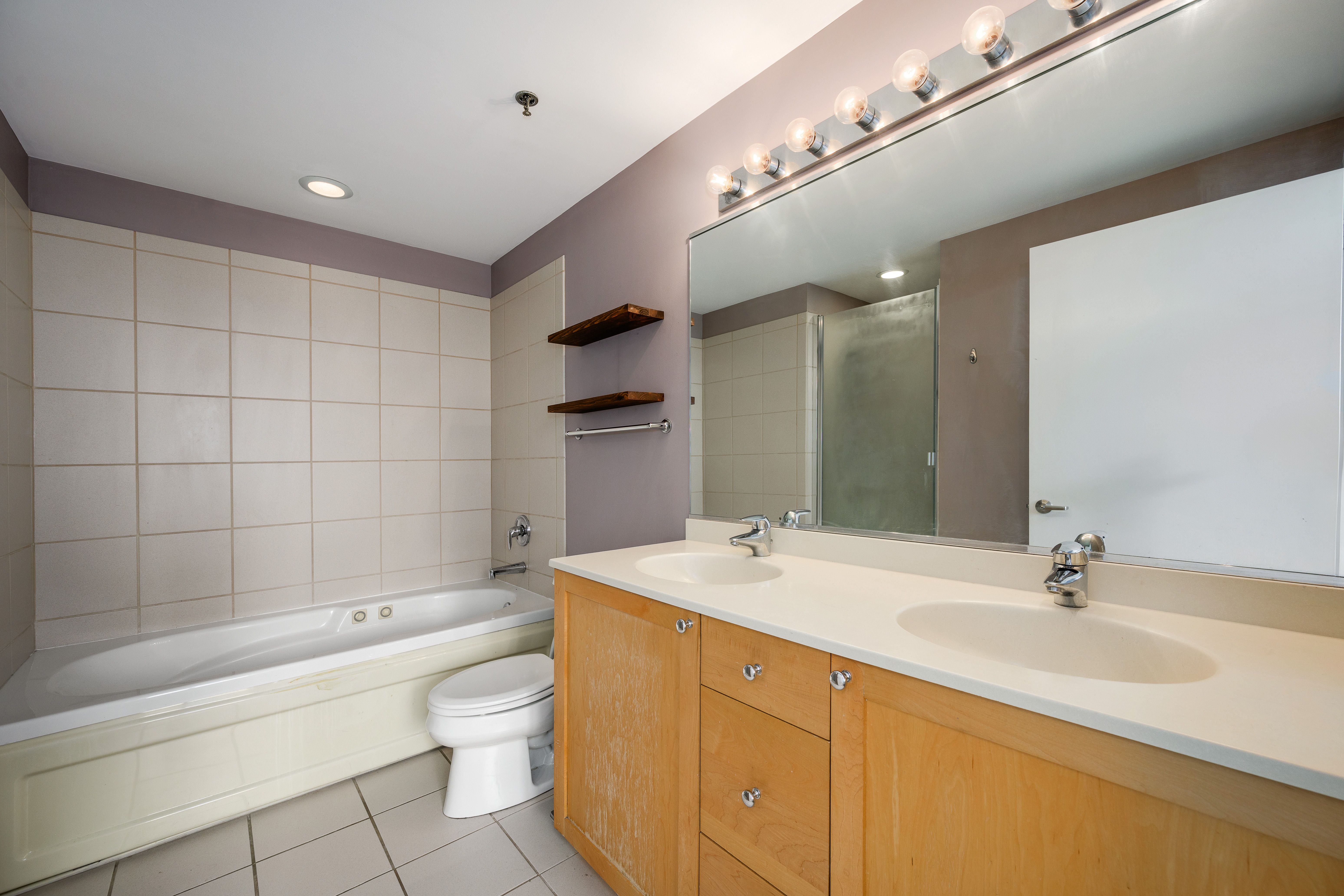  Experience Elevated City Living in This Beautifully Renovated Corner Residence - 物件實景