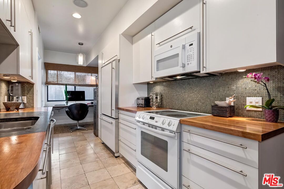 West Hollywood, California, 90069, United States, 2 Bedrooms Bedrooms, ,2 BathroomsBathrooms,Residential,For Sale,1819033