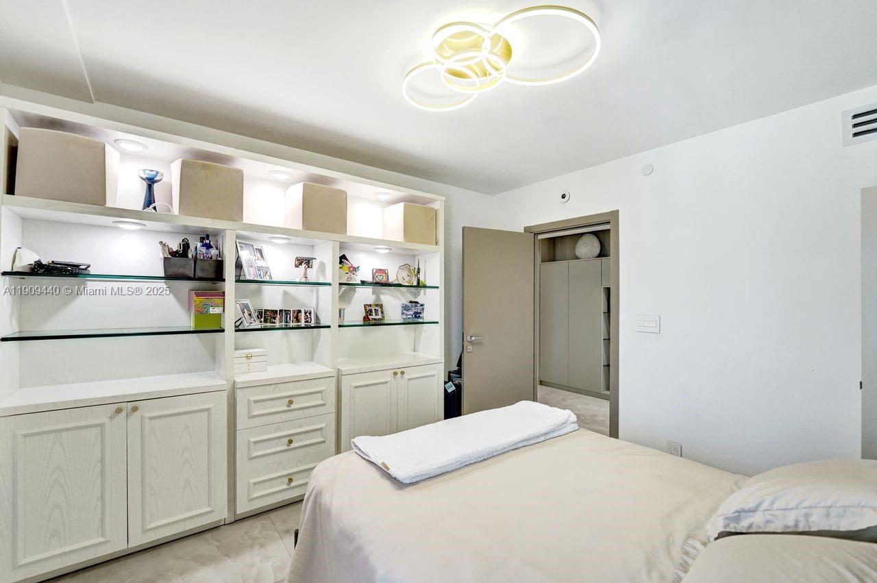 Aventura, Florida, 33180, United States, 4 Bedrooms Bedrooms, ,3 BathroomsBathrooms,Residential,For Sale,1989570