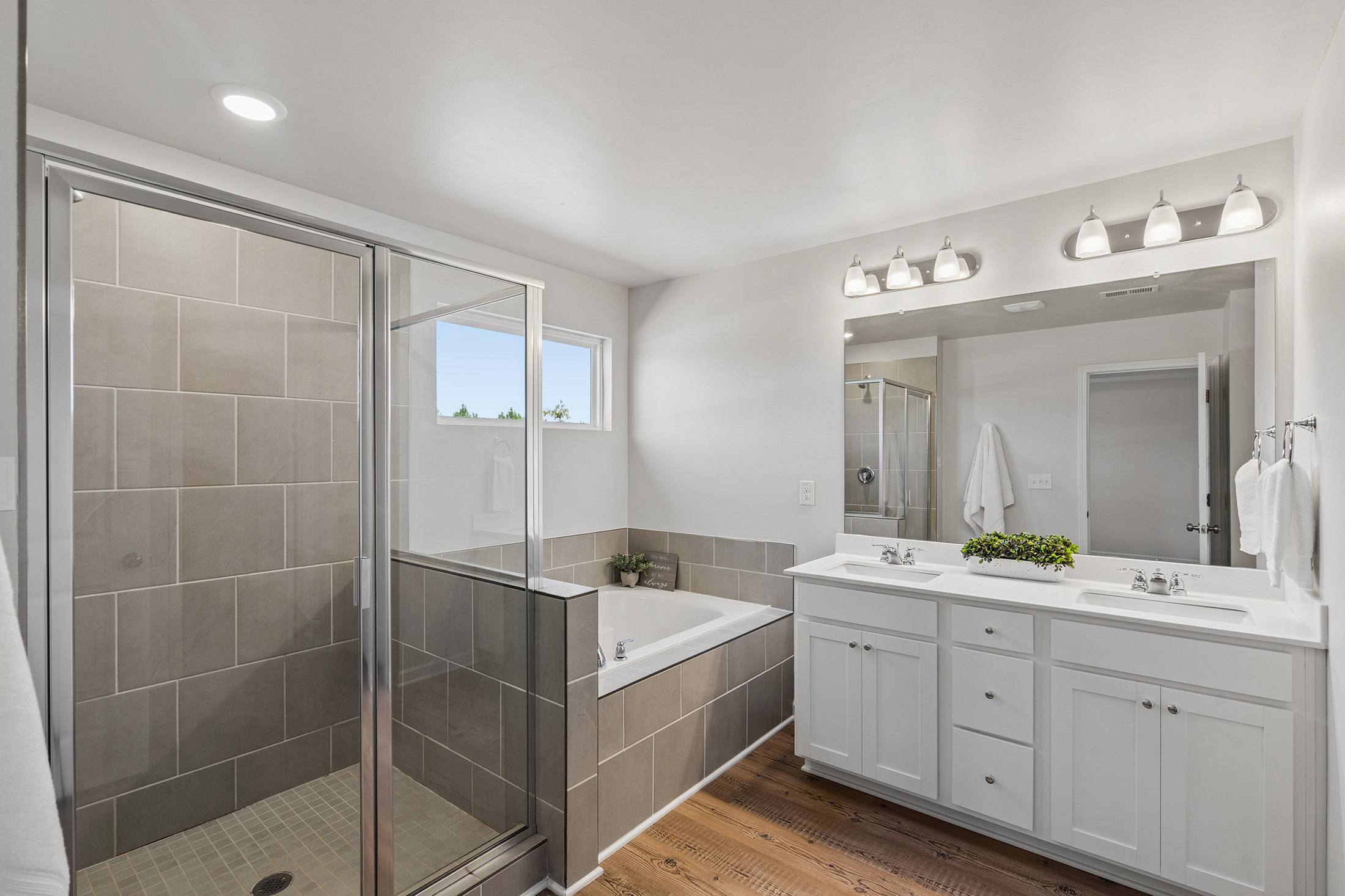  Spacious Living and Upgraded Finishes at Logan Point - 物件實景