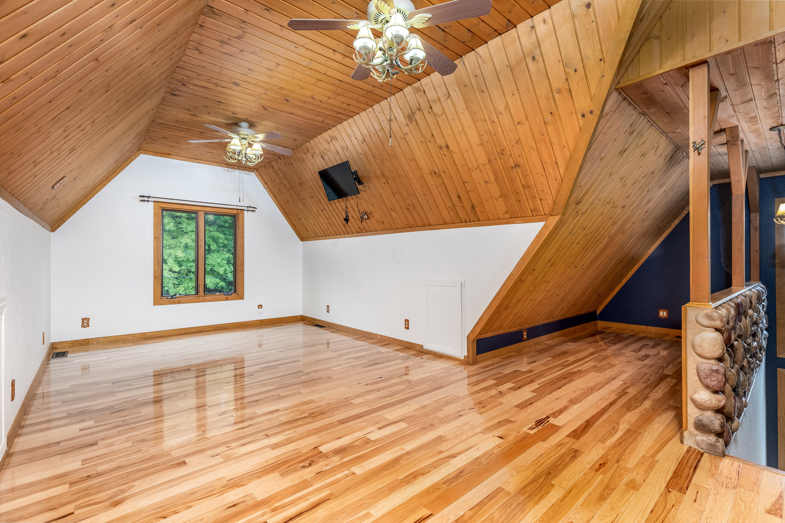 Ottawa, Illinois, 61350, United States, 3 Bedrooms Bedrooms, ,3 BathroomsBathrooms,Residential,For Sale,1957574