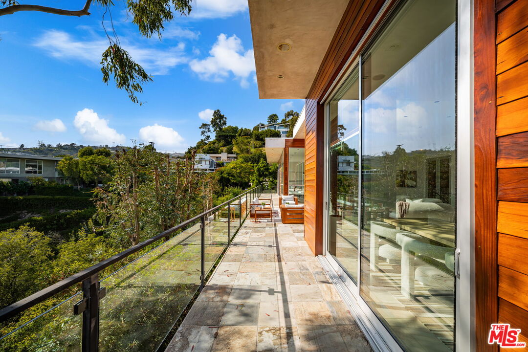 Los Angeles, California, 90049, United States, 4 Bedrooms Bedrooms, ,5 BathroomsBathrooms,Residential,For Sale,1901289