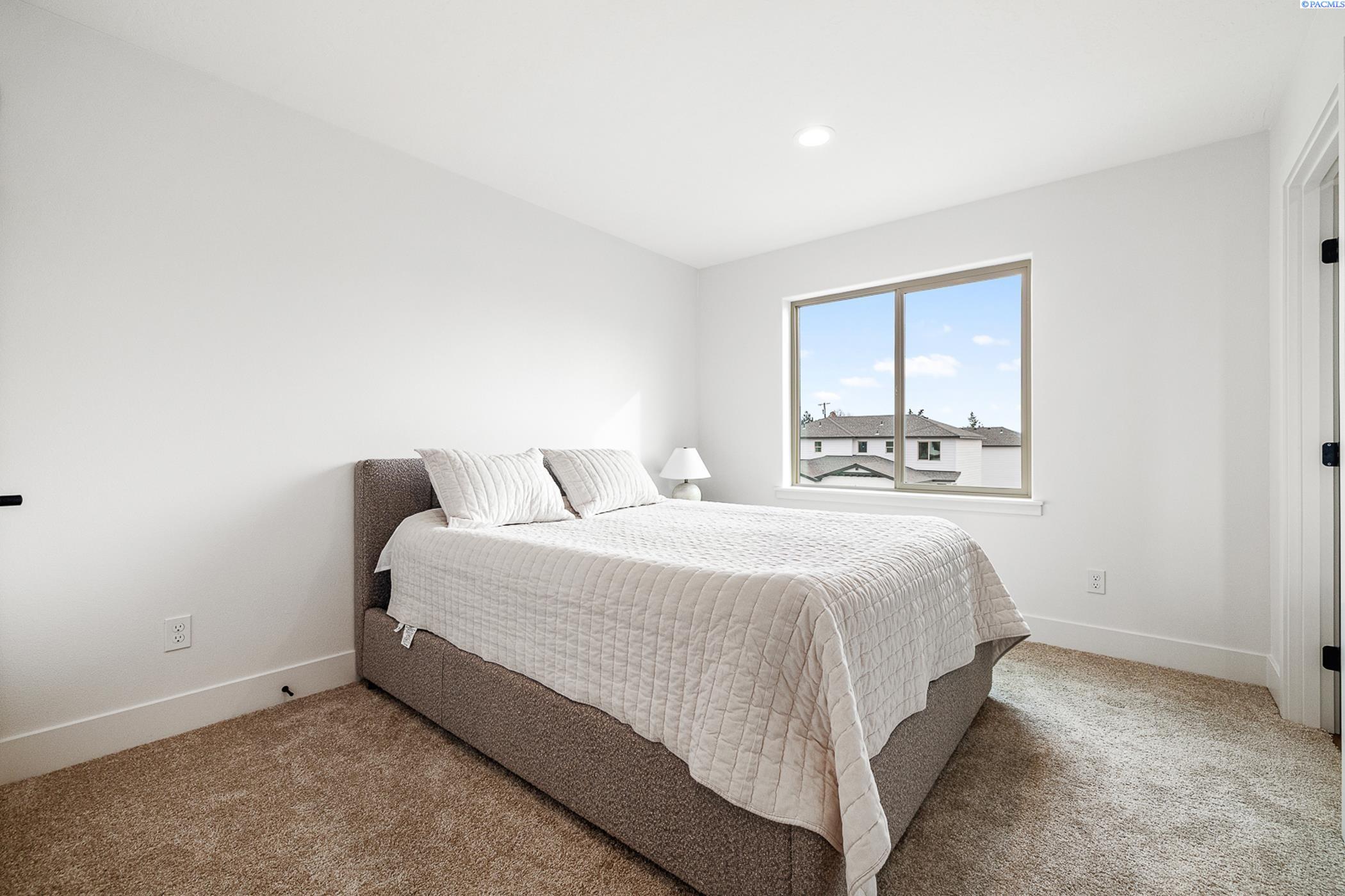 Kennewick, Washington, 99337, United States, 7 Bedrooms Bedrooms, ,Residential,For Sale,1794689