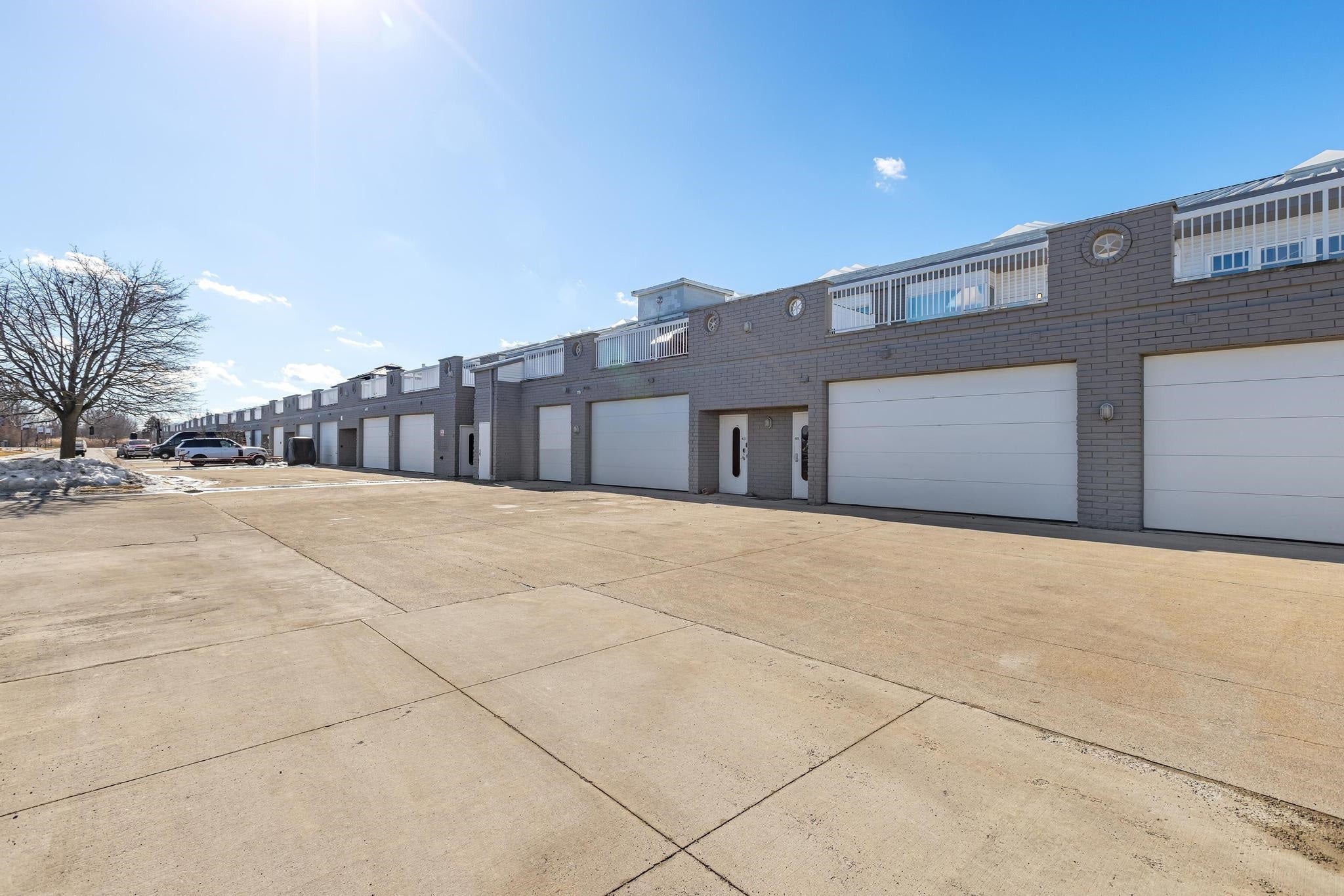 Harrison Twp, Michigan, 48045, United States, 2 Bedrooms Bedrooms, ,3 BathroomsBathrooms,Residential,For Sale,1979598