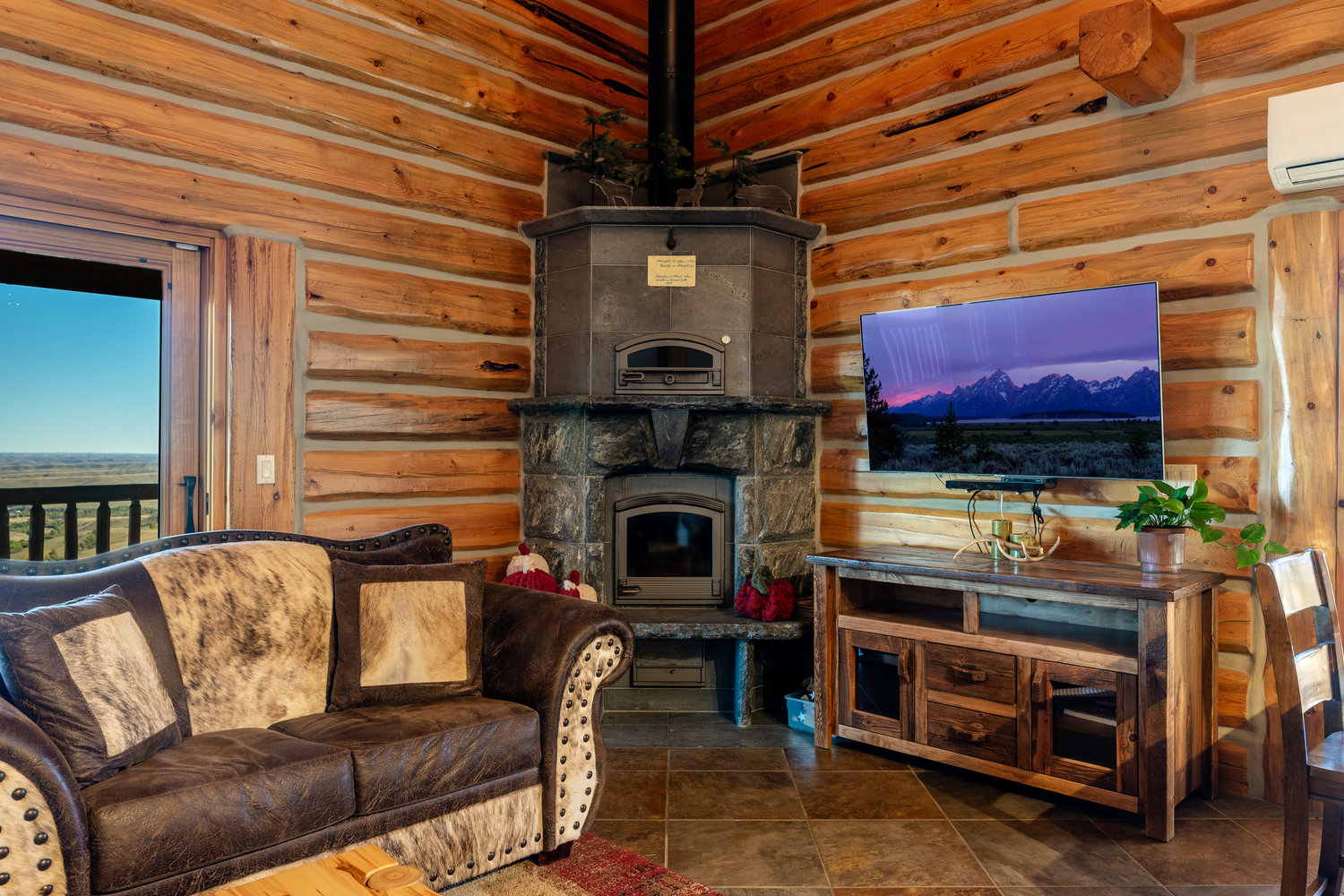 Sheridan, Wyoming, 82801, United States, 2 Bedrooms Bedrooms, ,2 BathroomsBathrooms,Residential,For Sale,1982775