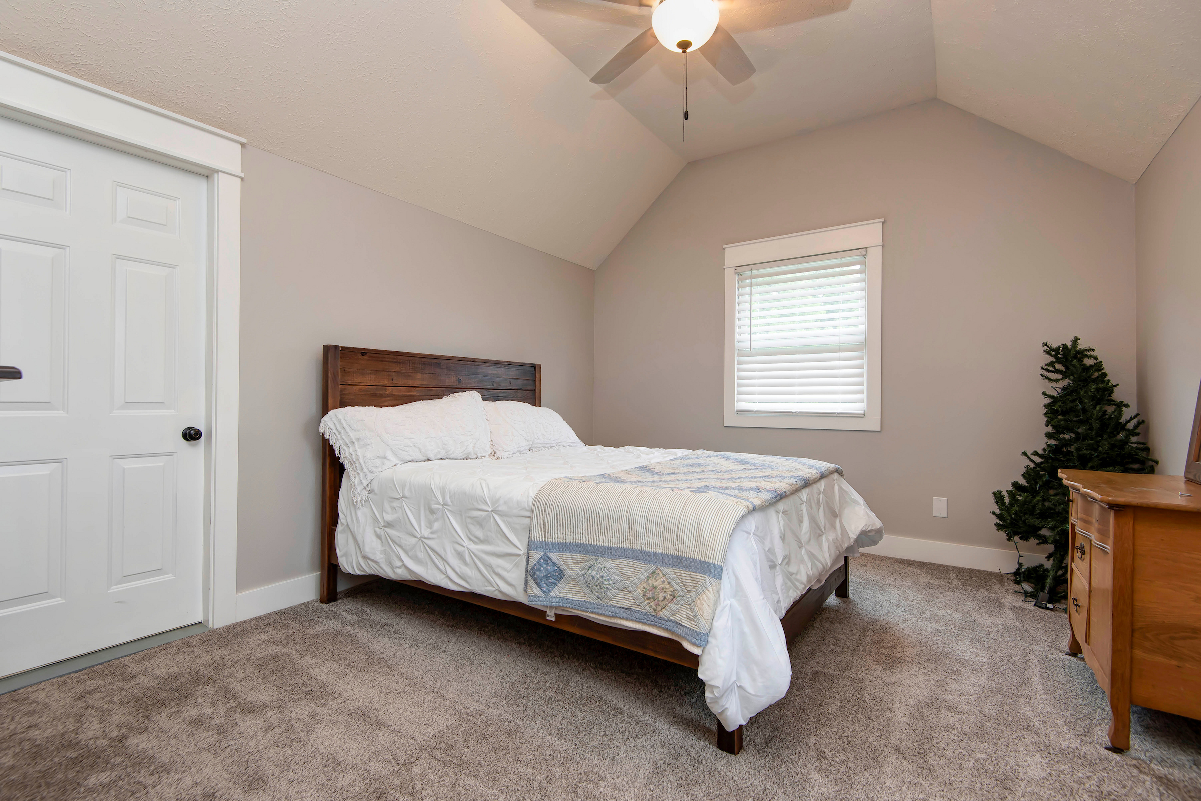 Springfield, Missouri, 65803, United States, 5 Bedrooms Bedrooms, ,3 BathroomsBathrooms,Residential,For Sale,2049332
