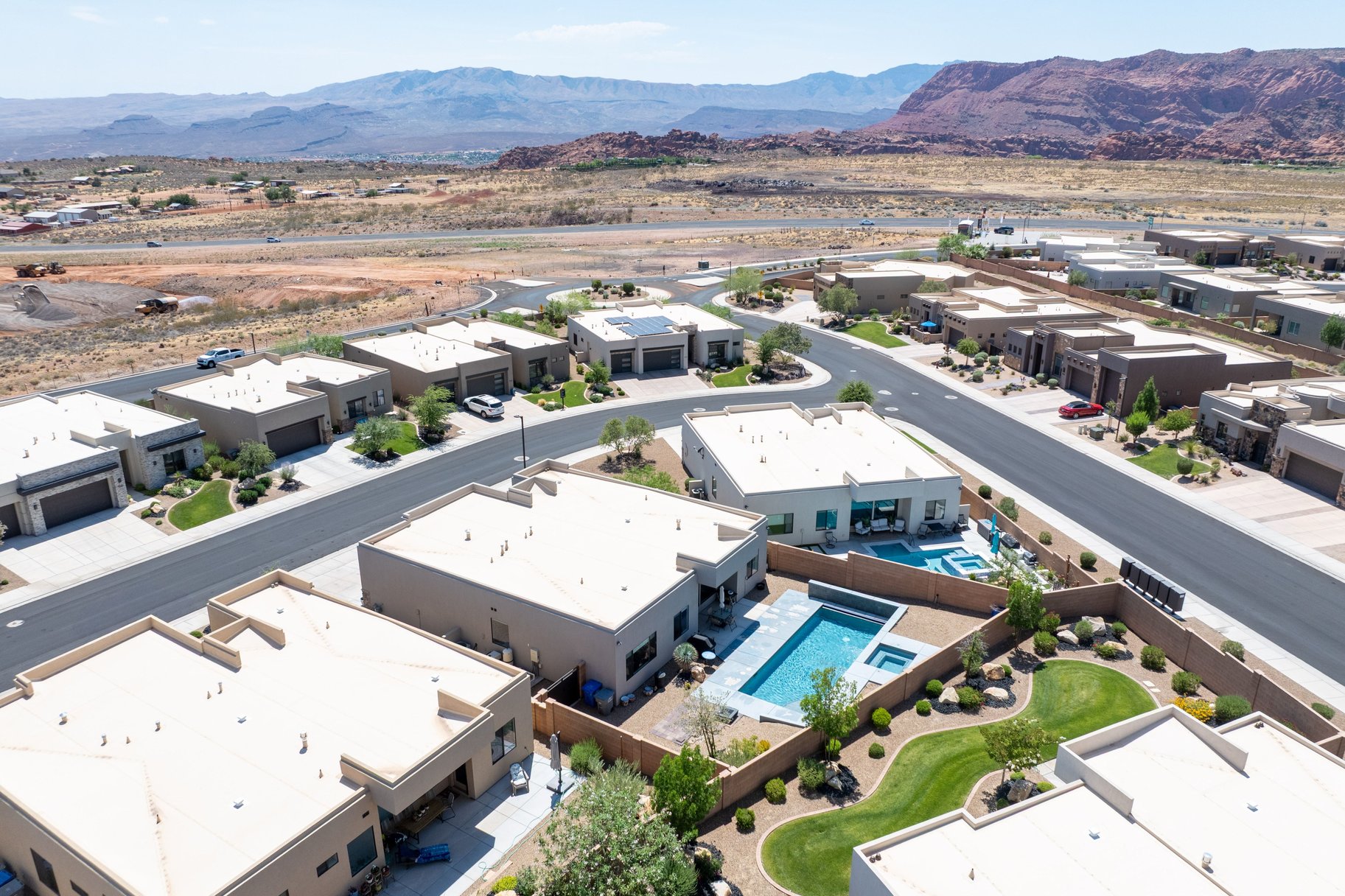  One Level, Private Pool, 3-Car Garage and Views in Pocket Mesa - 物件實景