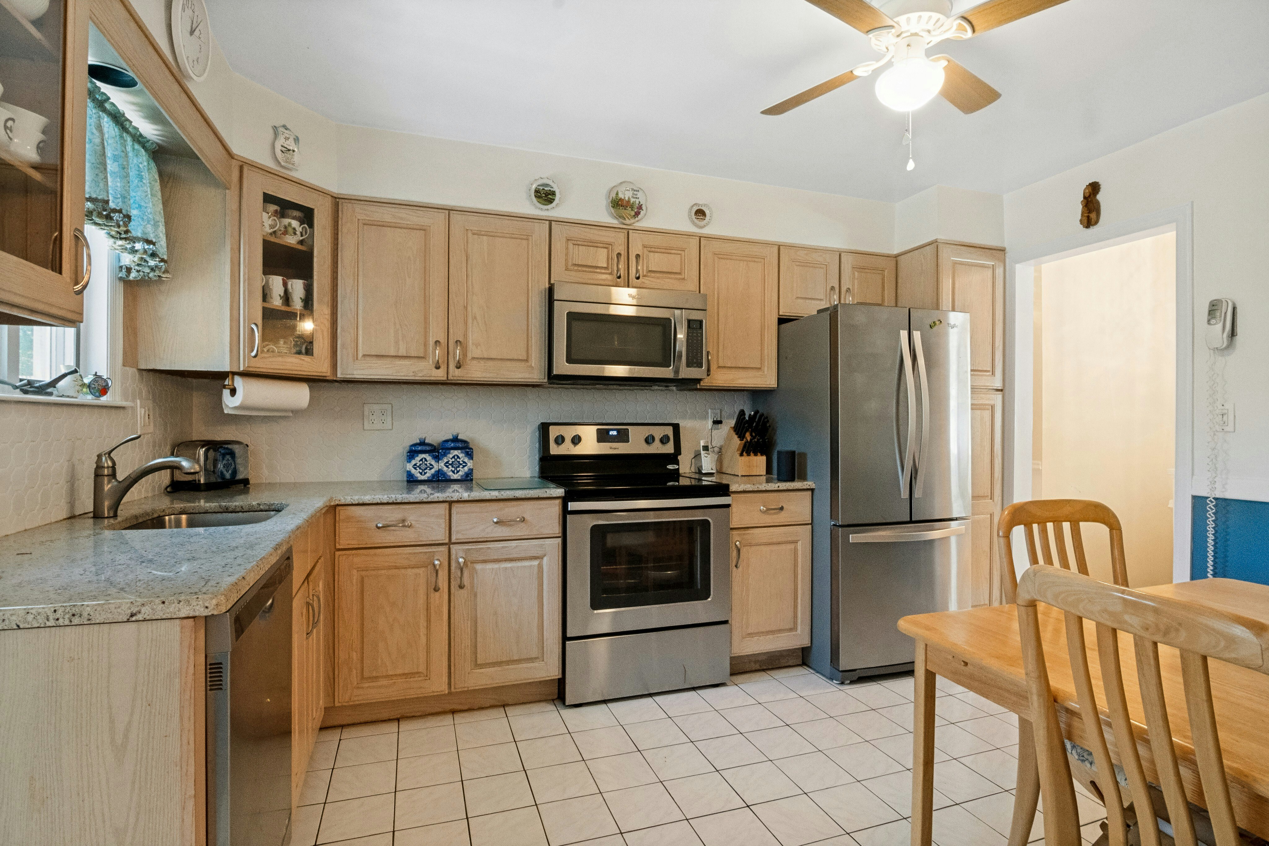  Charming three-bedroom, two bath ranch feels like home the moment you walk in - 物件實景