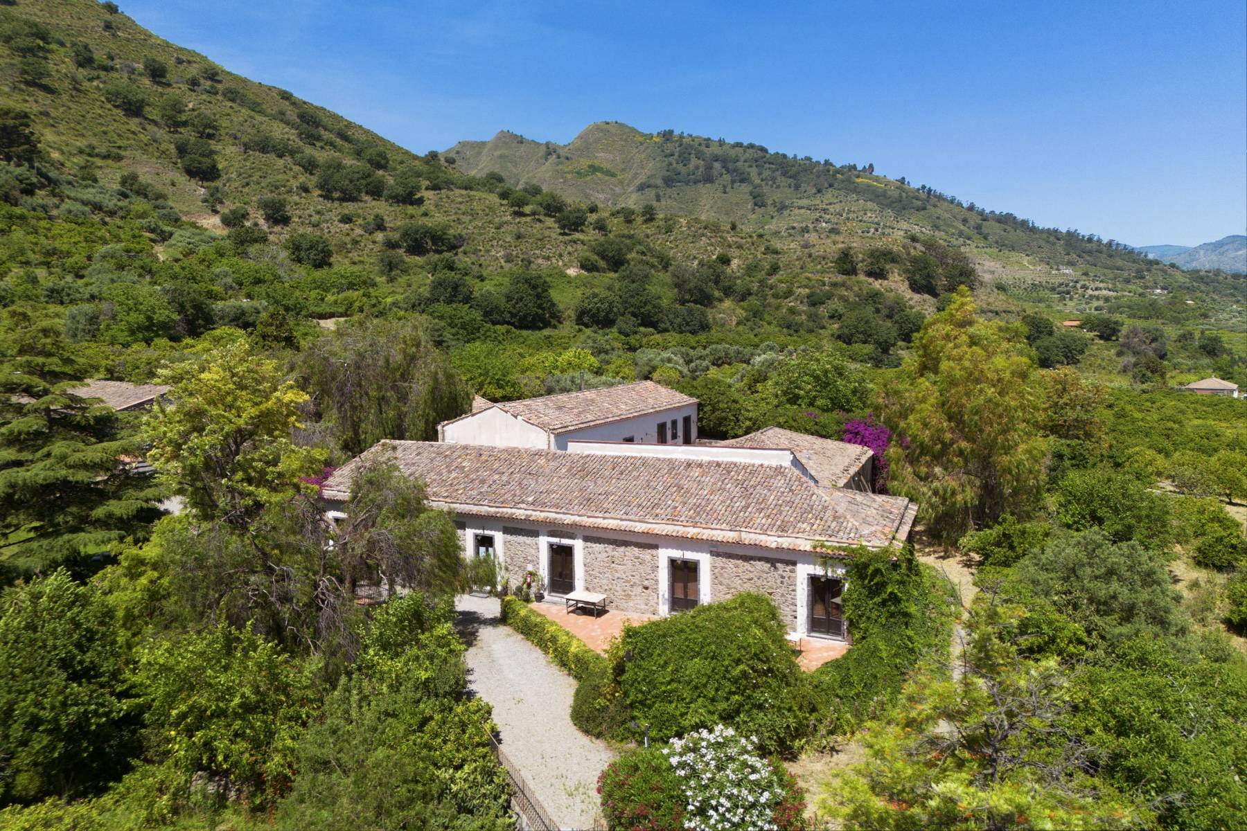 Estate with Pool on the slopes of Mount Etna 