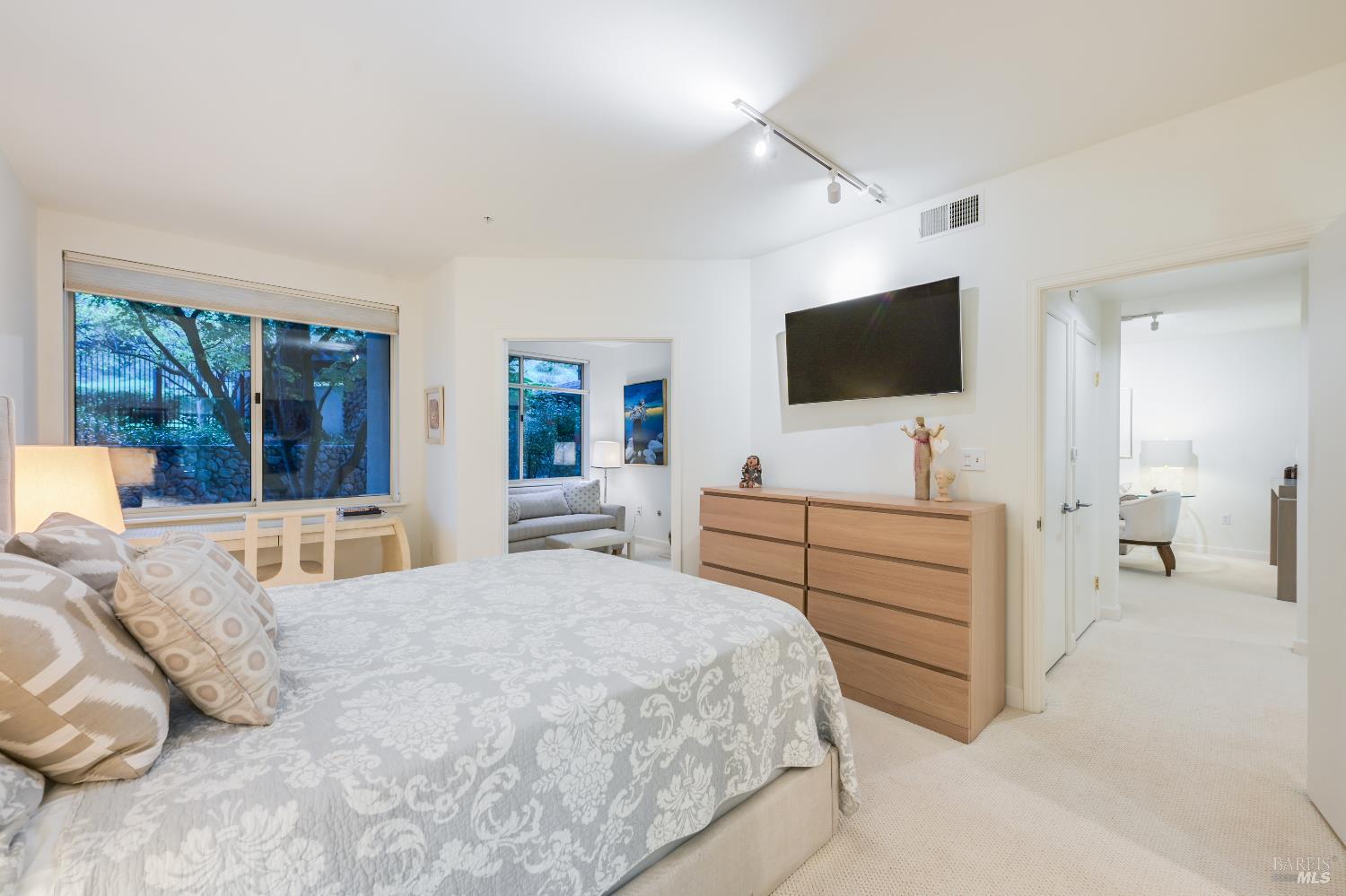 San Rafael, California, 94903, United States, 1 Bedroom Bedrooms, ,2 BathroomsBathrooms,Residential,For Sale,2003098