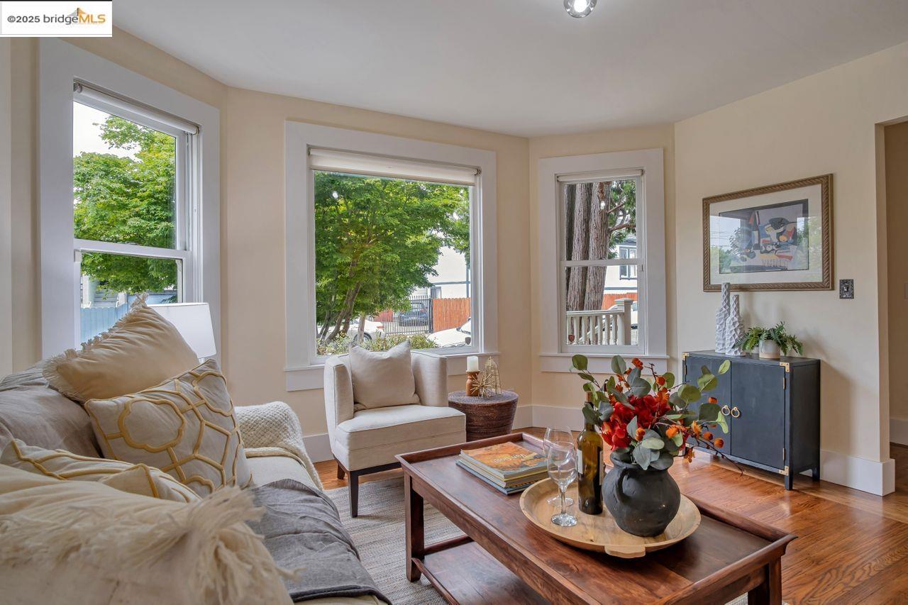 Oakland, California, 94609, United States, 2 Bedrooms Bedrooms, ,1 BathroomBathrooms,Residential,For Sale,1934711