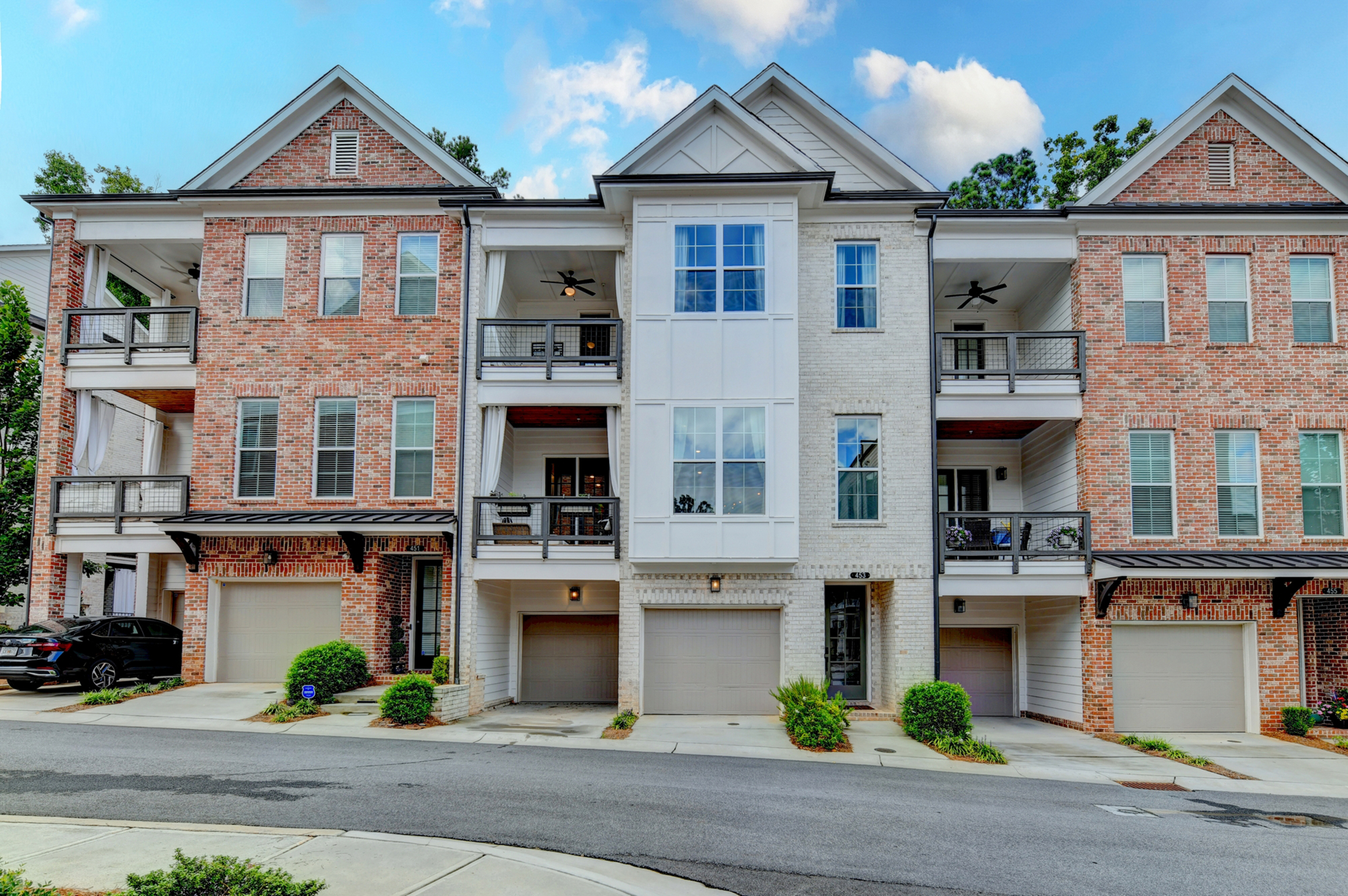  Welcome Home to this Magnificent Three-Story Townhome - 物件實景