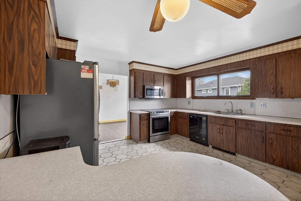 Framingham, Massachusetts, 01702, United States, 5 Bedrooms Bedrooms, ,5 BathroomsBathrooms,Residential,For Sale,2035320