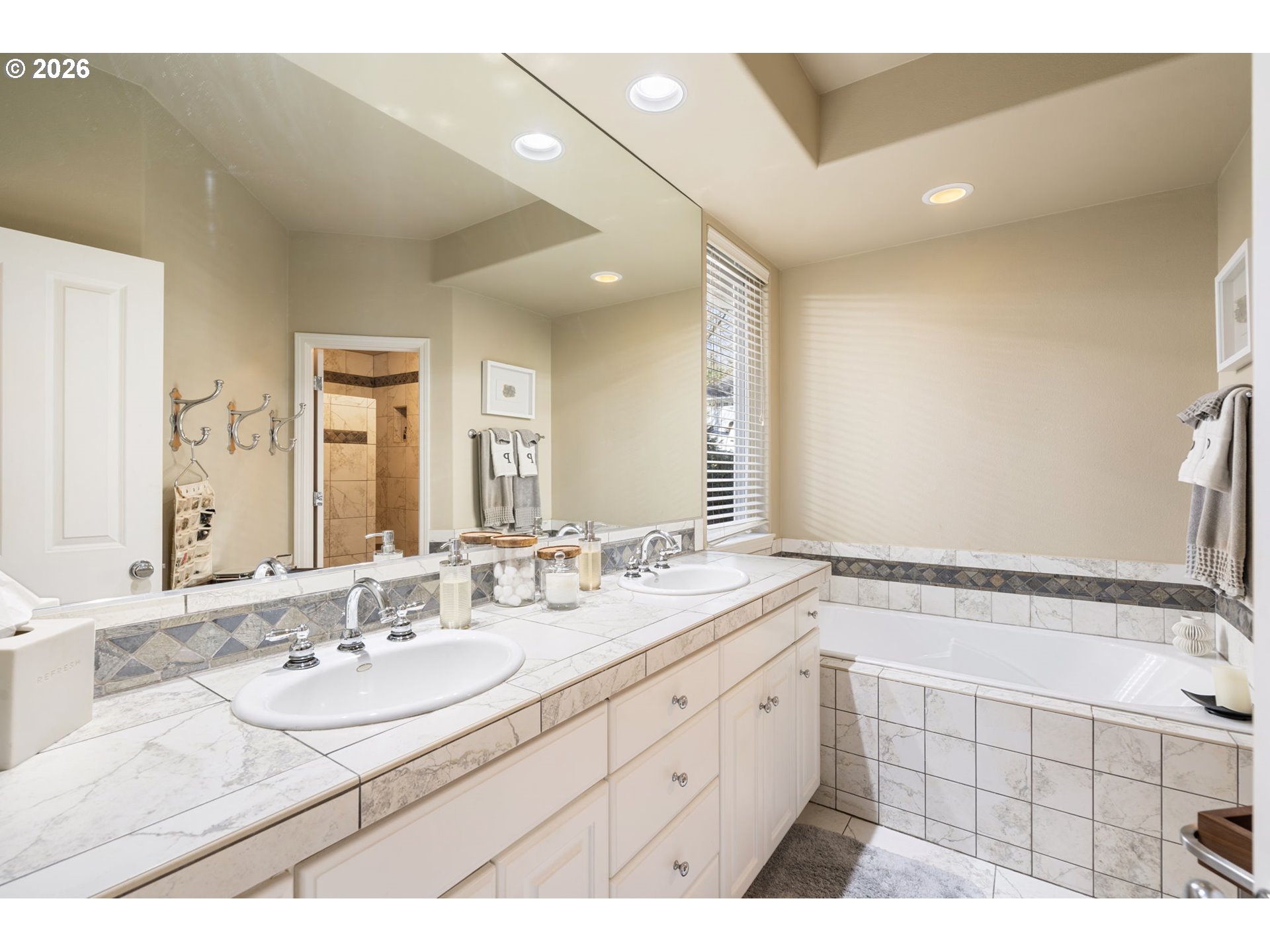 Portland, Oregon, 97229, United States, 2 Bedrooms Bedrooms, ,2 BathroomsBathrooms,Residential,For Sale,2016039