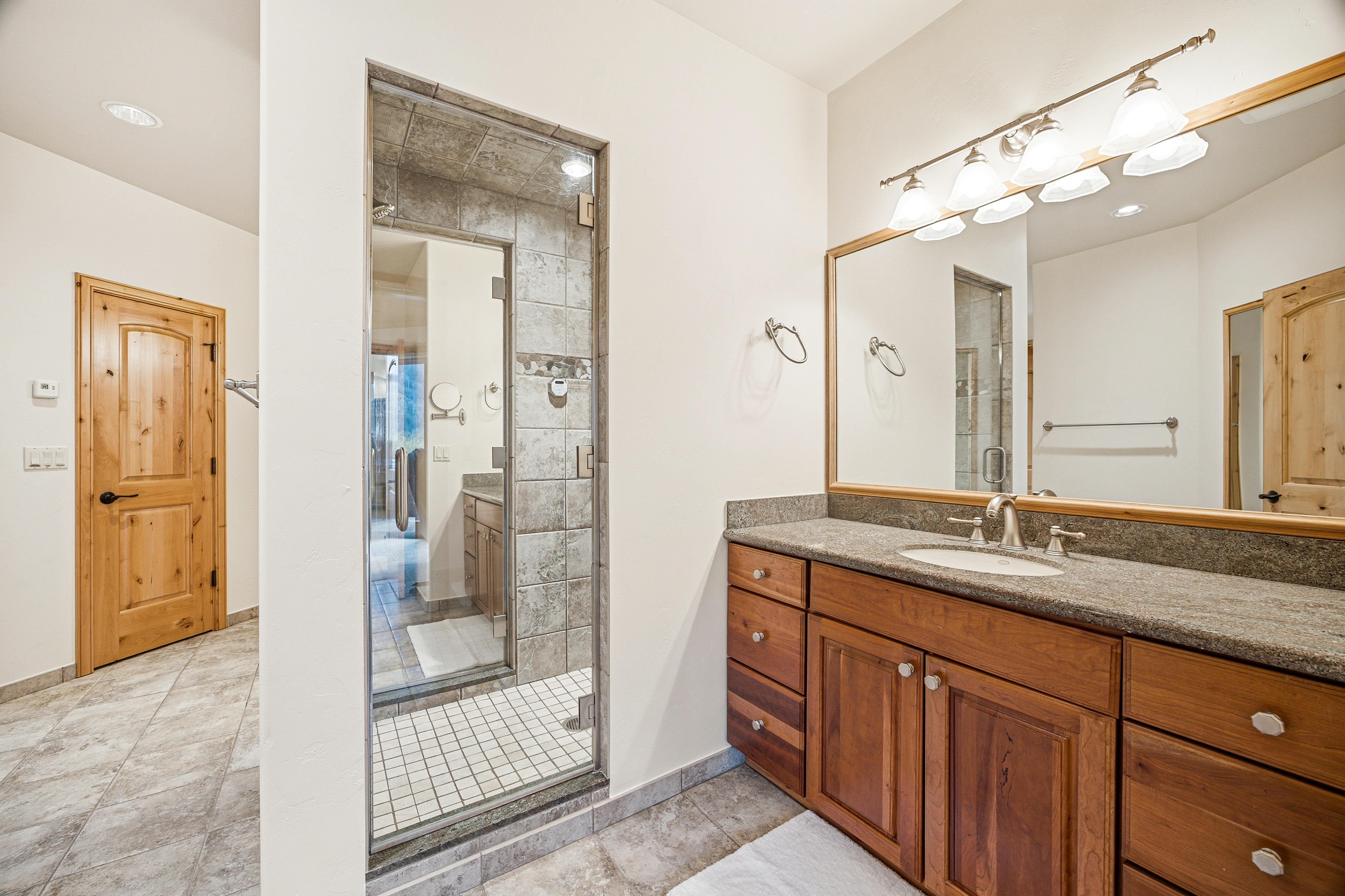  Custom-built, Single-family Home in the Exclusive Grand Traverse Neighborhood - 物件實景
