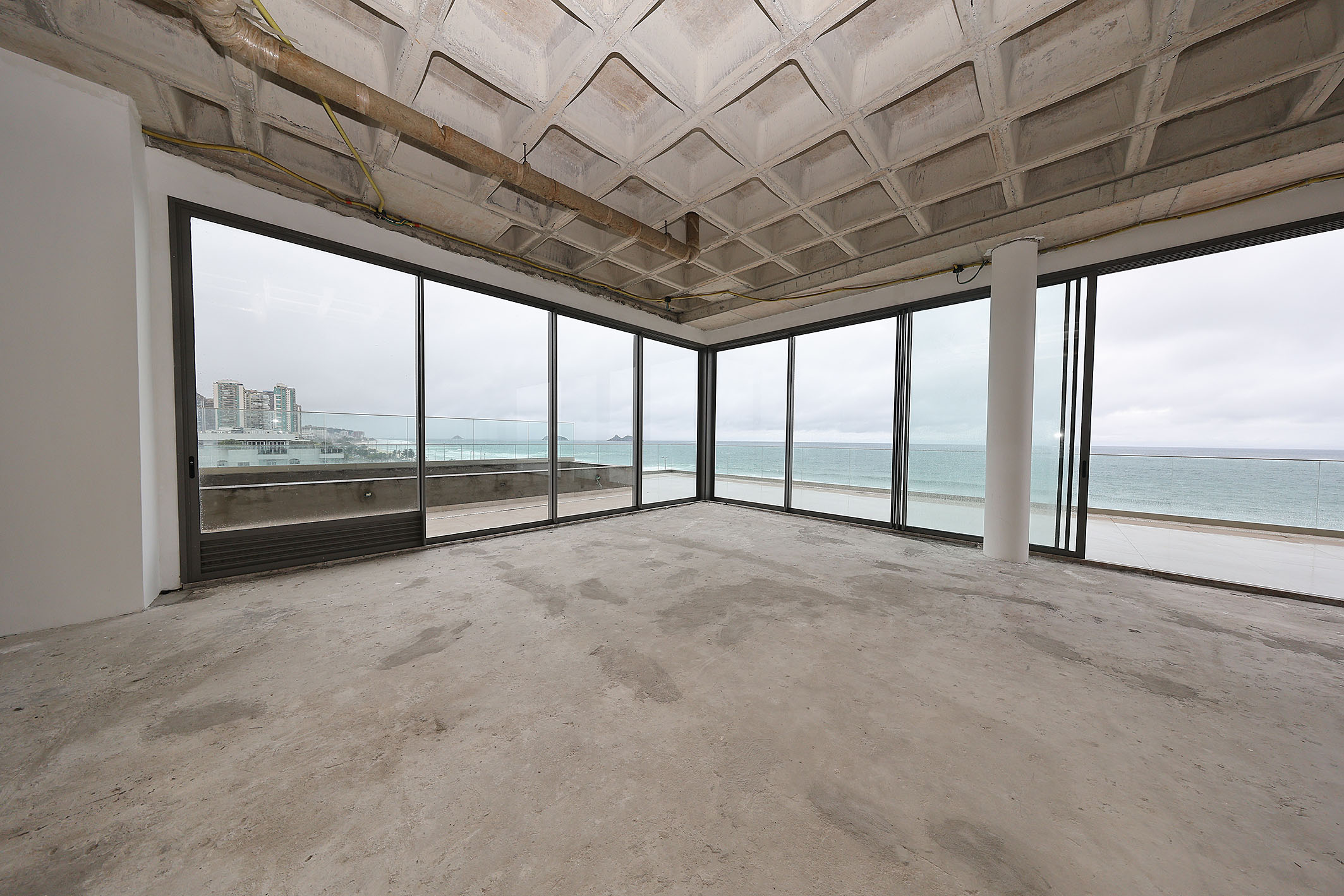  Linear Oceanfront Penthouse with Panoramic Views and Custom Potential - 物件實景