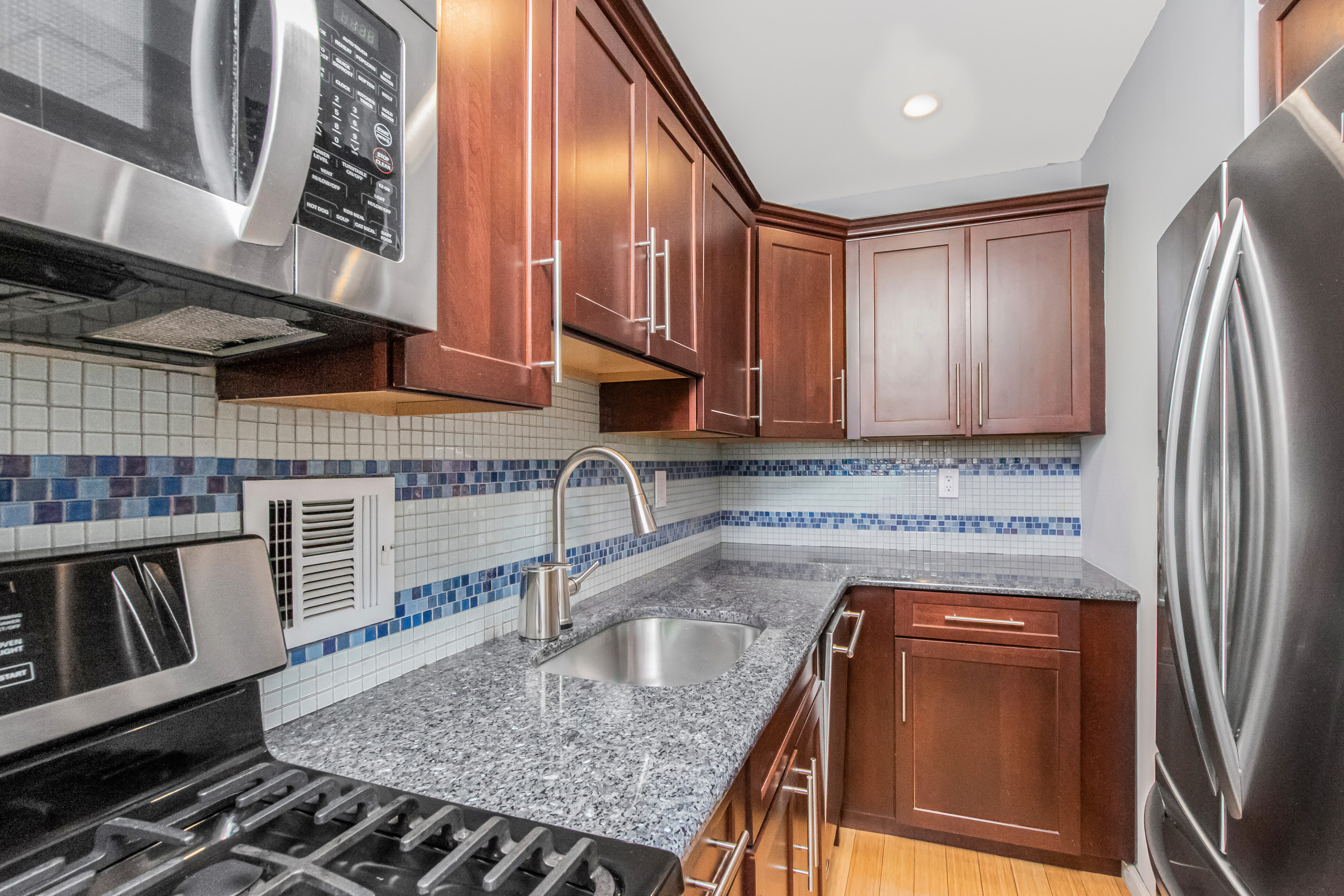  1874 Pelham Parkway S - 物件實景