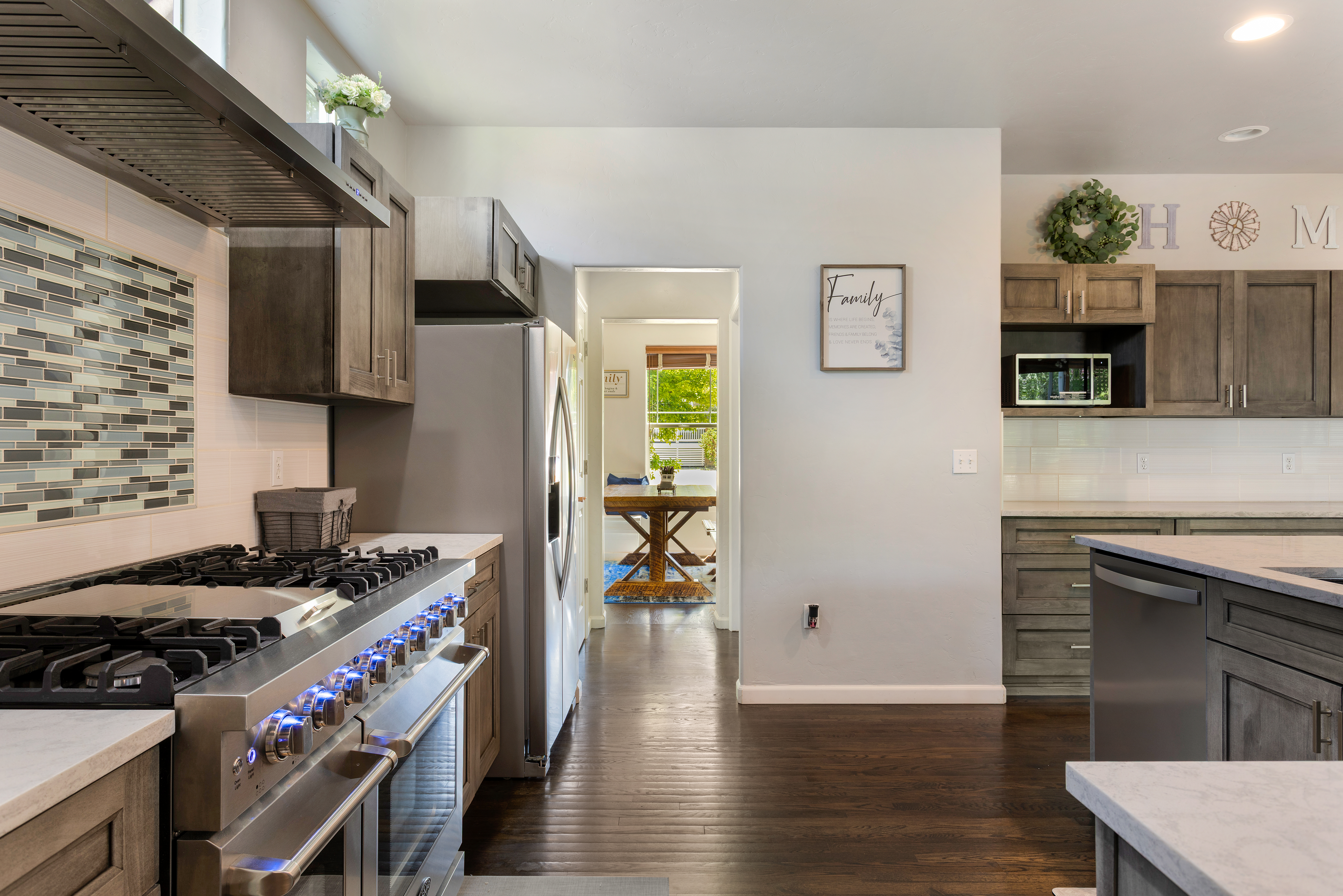  4 Bedroom Located by Dog Park and Trails - 物件實景
