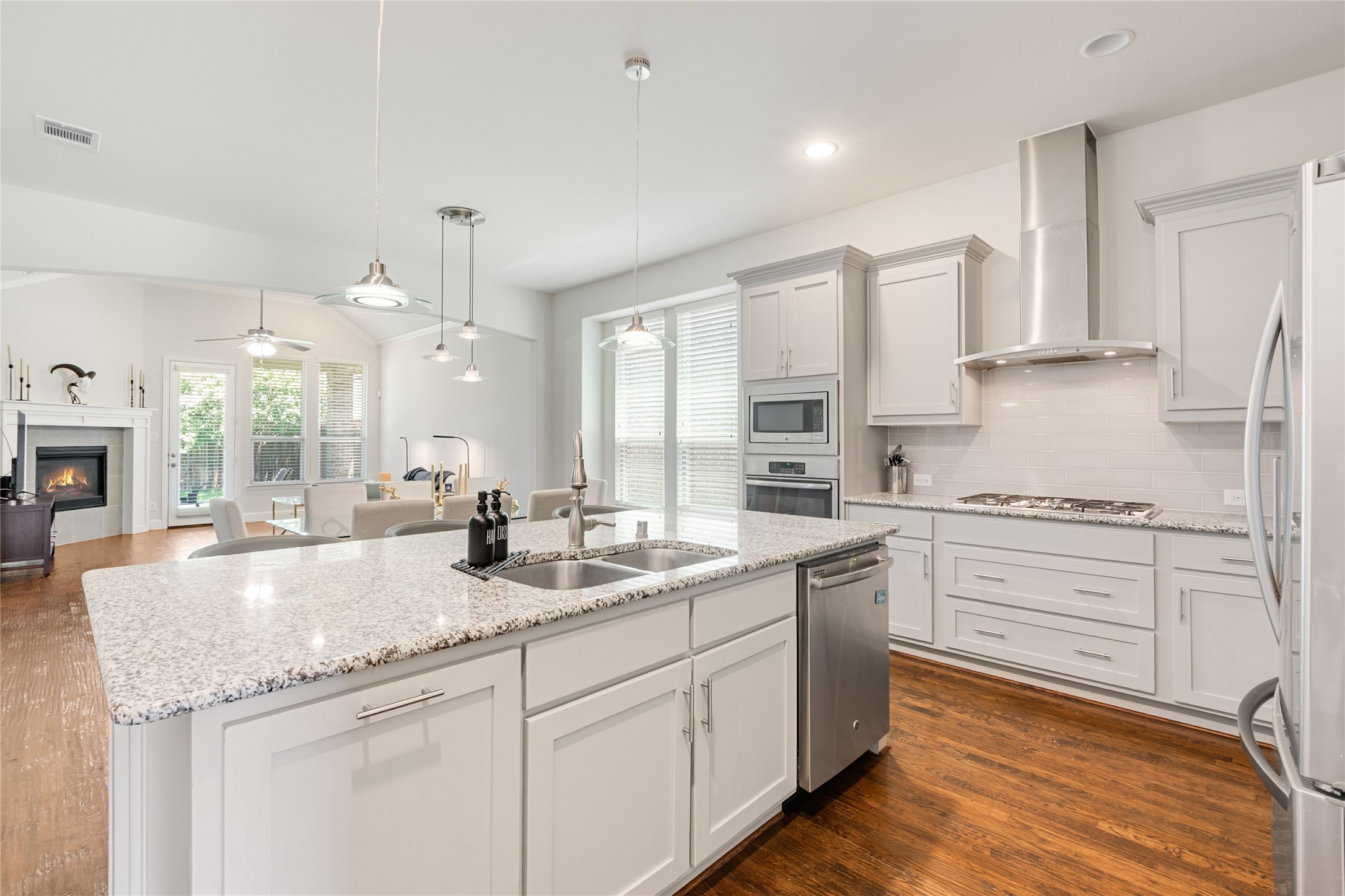 Carrollton, Texas, 75010, United States, 3 Bedrooms Bedrooms, ,2 BathroomsBathrooms,Residential,For Sale,1901690