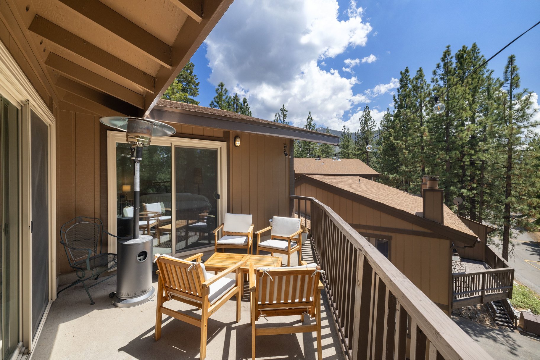  Expansive Nevada-Side Tahoe Retreat in Coveted Lake Village Setting - 物件實景