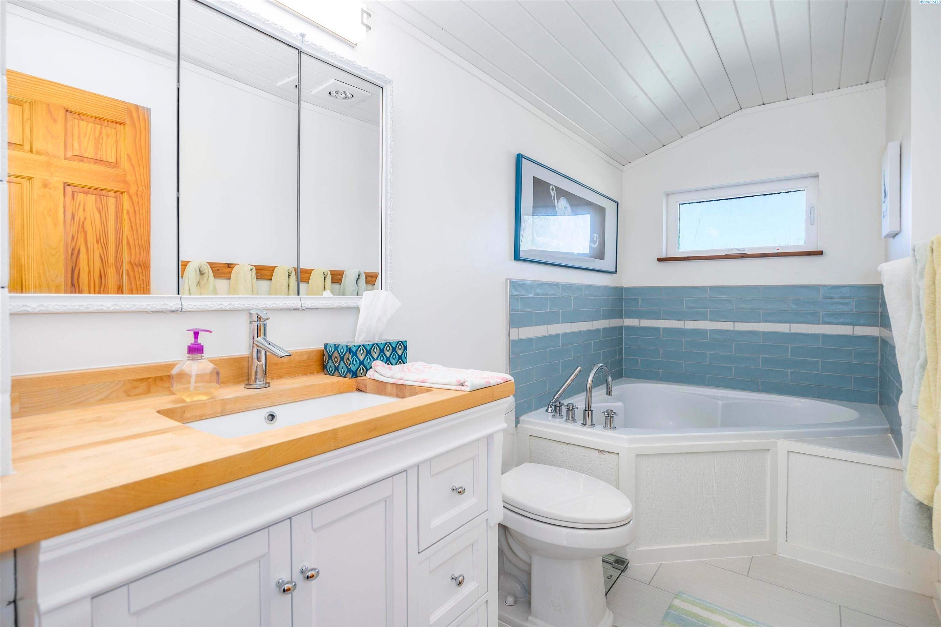 Benton City, Washington, 99320, United States, 3 Bedrooms Bedrooms, ,2 BathroomsBathrooms,Residential,For Sale,1992566