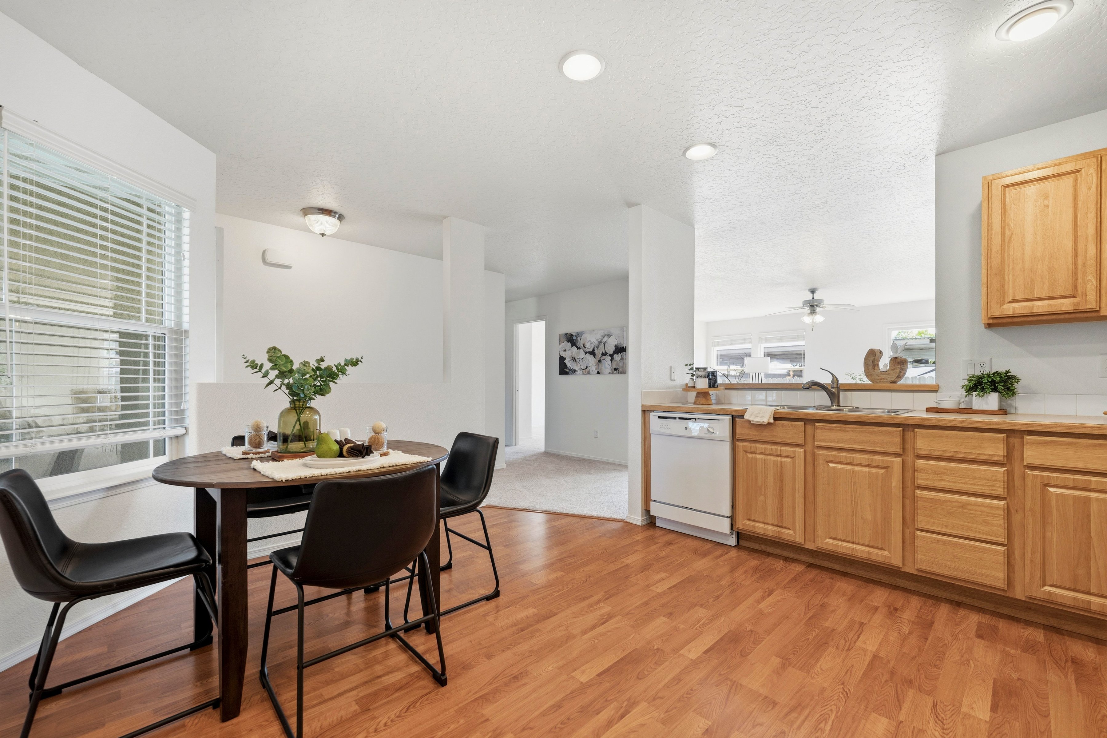  Charming single-level 3-bed, 2 bath home wonderfully located in North Caldwell - 物件實景