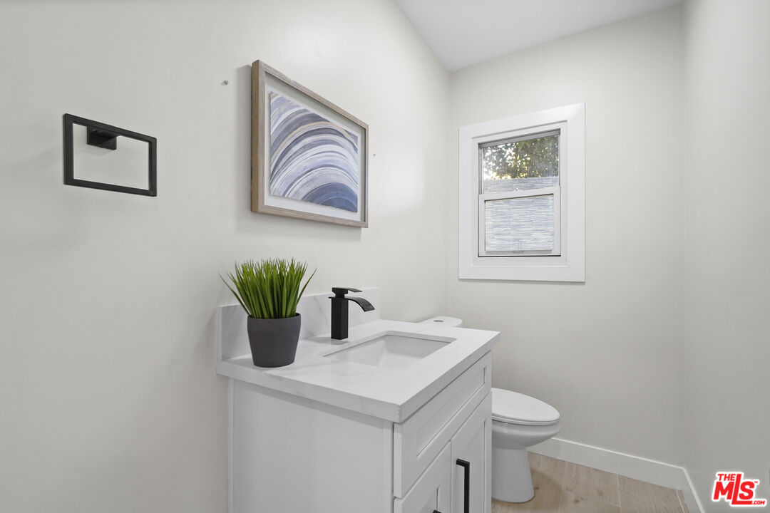 Los Angeles, California, 90068, United States, 5 Bedrooms Bedrooms, ,4 BathroomsBathrooms,Residential,For Sale,1892047