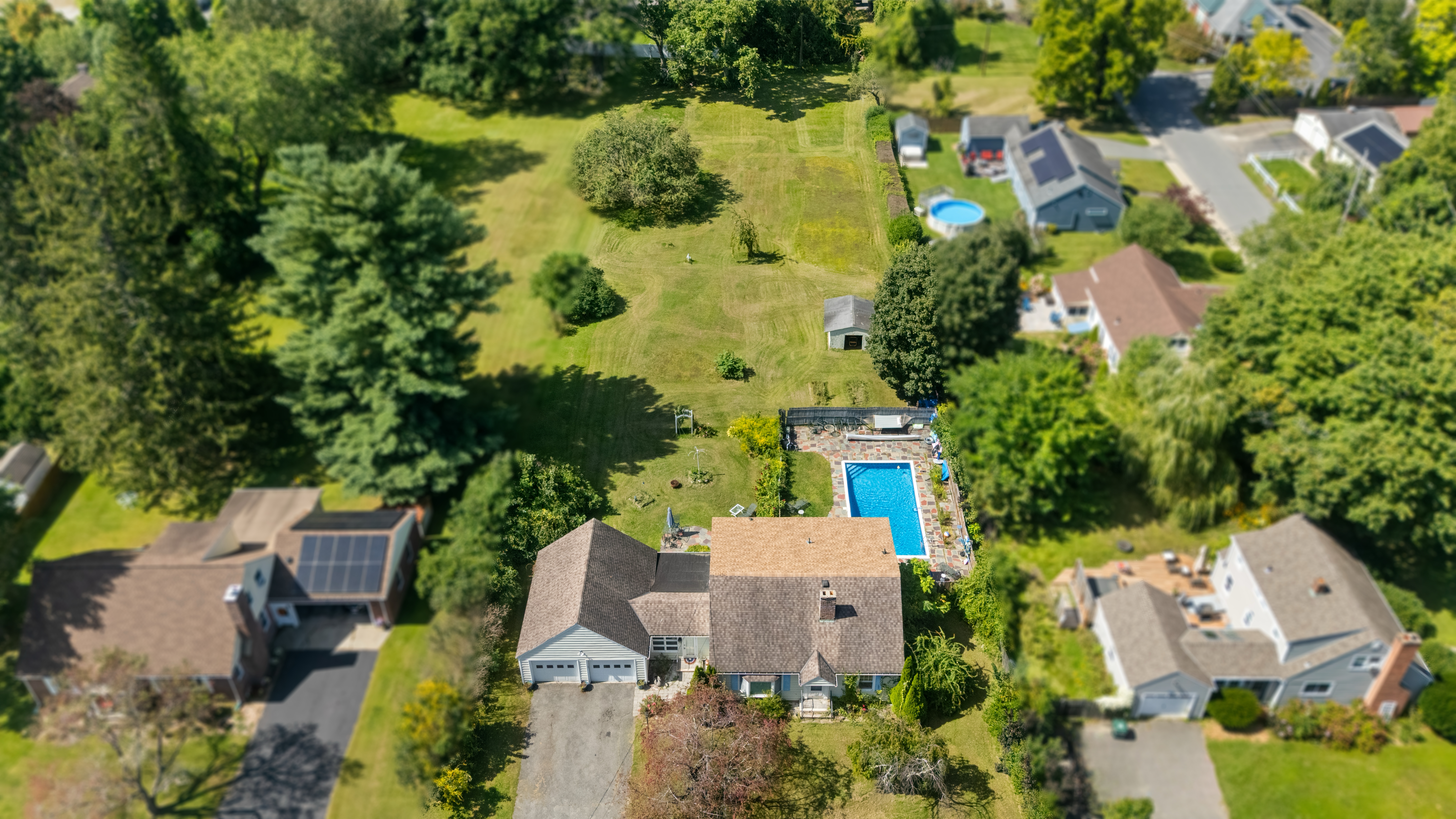  CHARMING IN-TOWN CAPE ON SPACIOUS LOT WITH INGROUND POOL - 物件實景