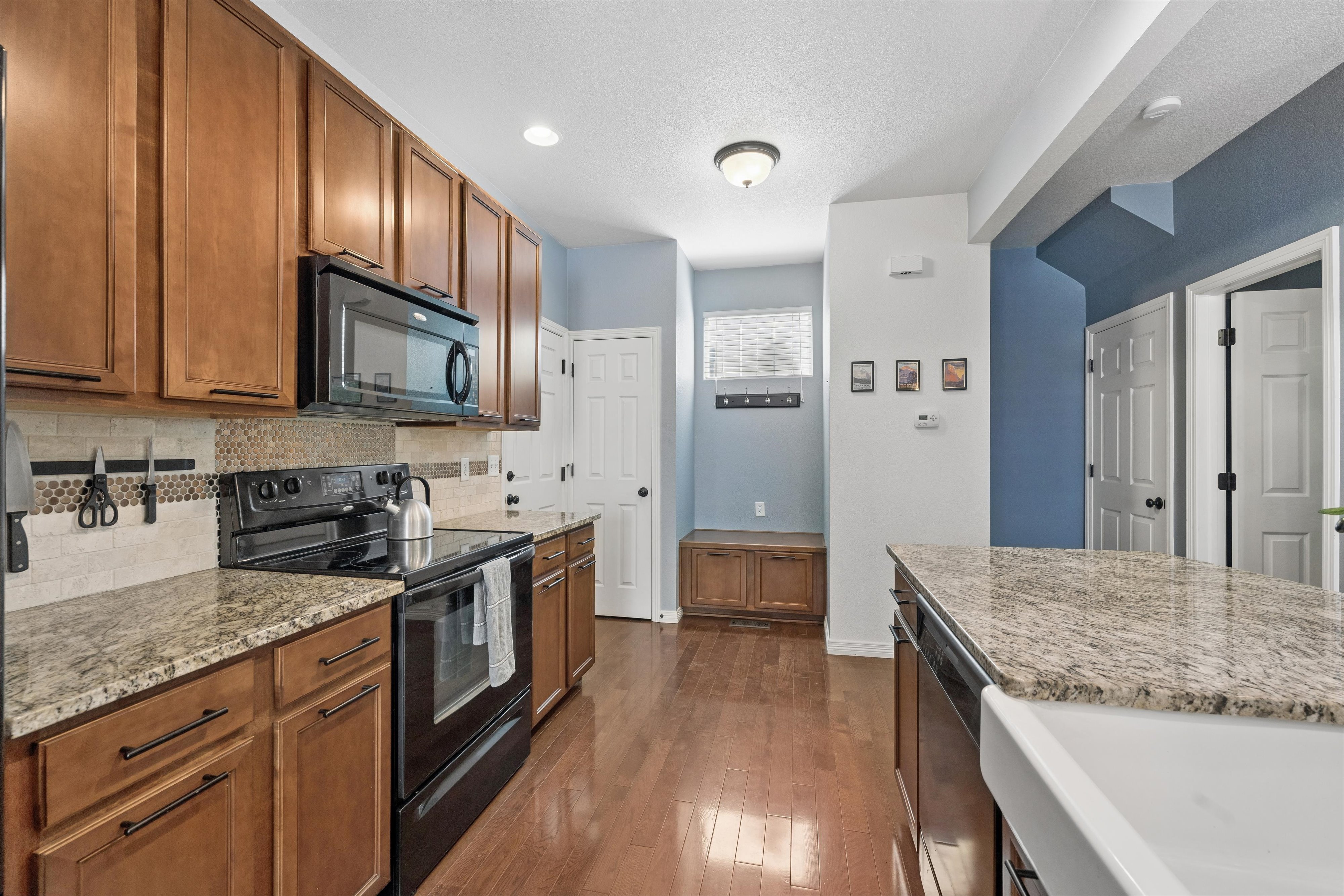  Beautiful 3-Bedroom, 3-Bath Home On A Charming Tree-Lined Street - 物件實景