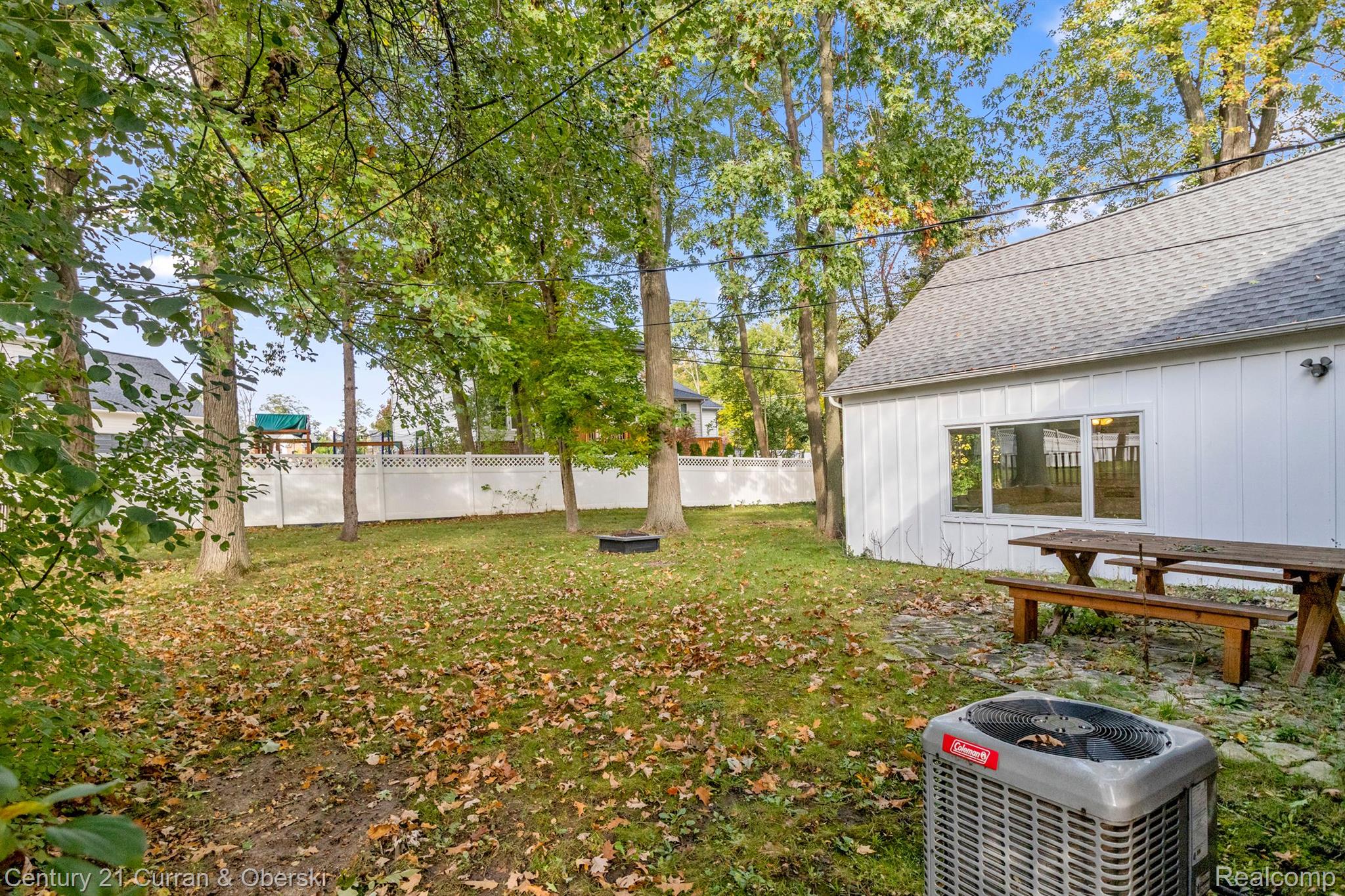 West Bloomfield Charter Township, Michigan, 48322, United States, 4 Bedrooms Bedrooms, ,3 BathroomsBathrooms,Residential,For Sale,1977559