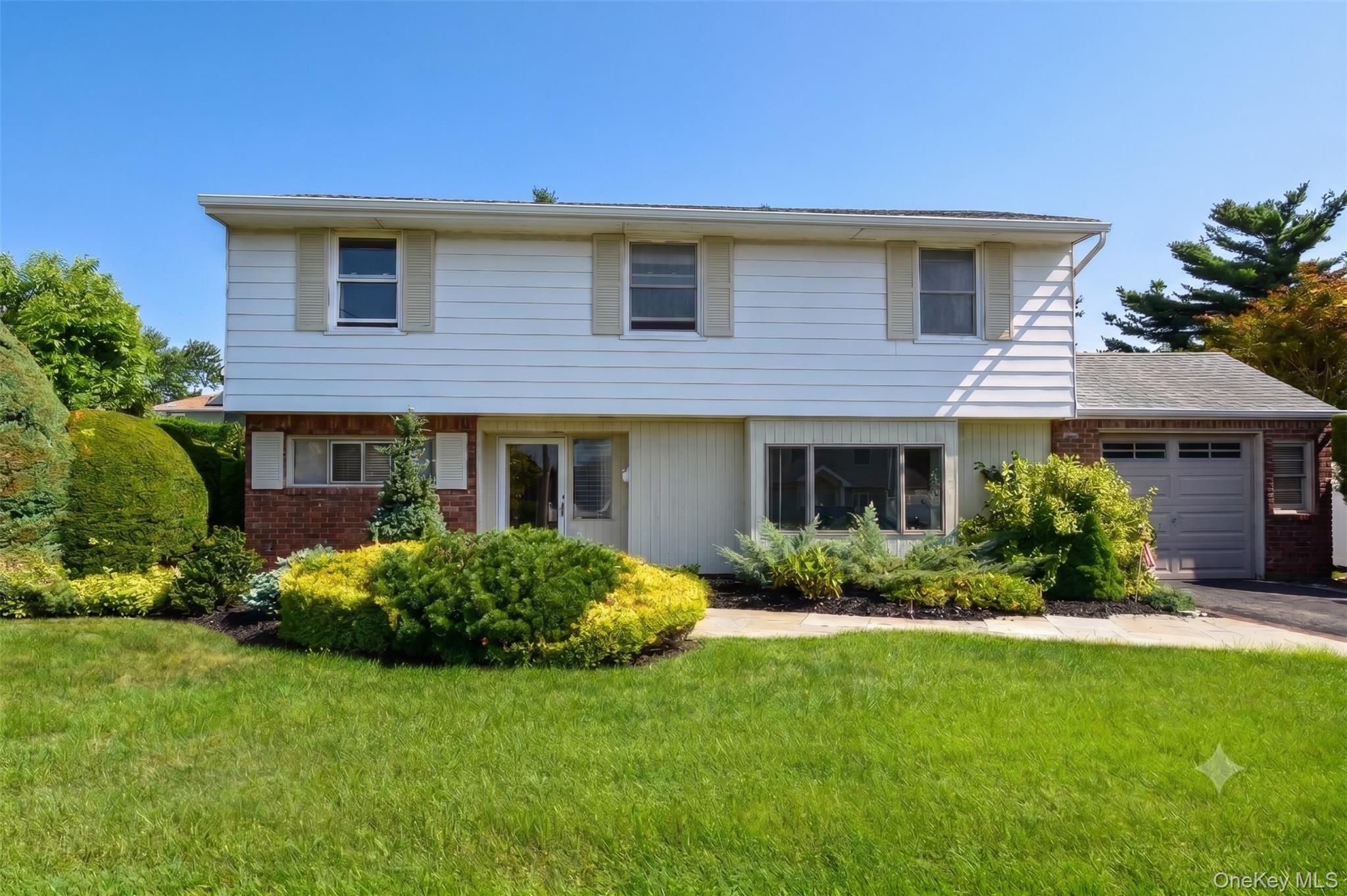 Albany Ave, Massapequa, NY 11758