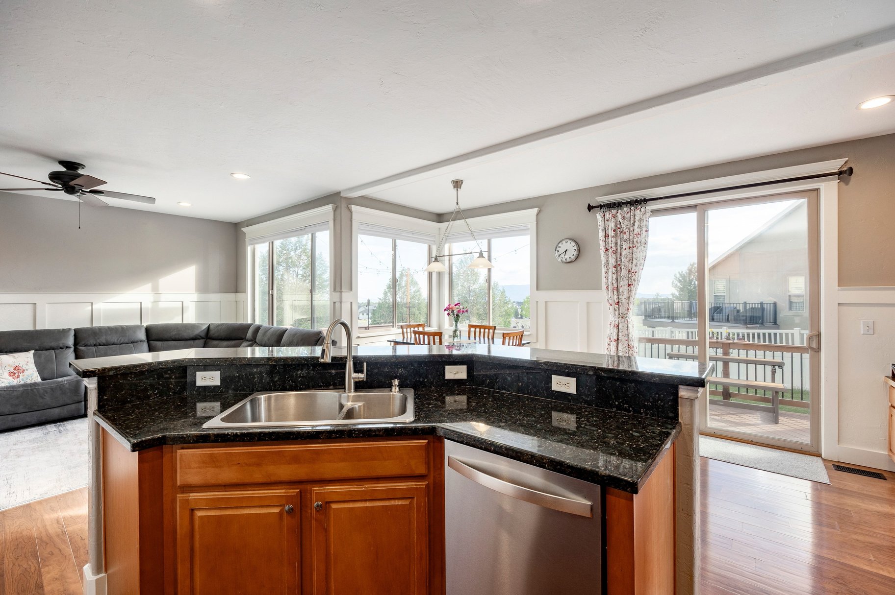  Family Home on Quiet Highland Cul-de-Sac with Incredible Views - 物件實景