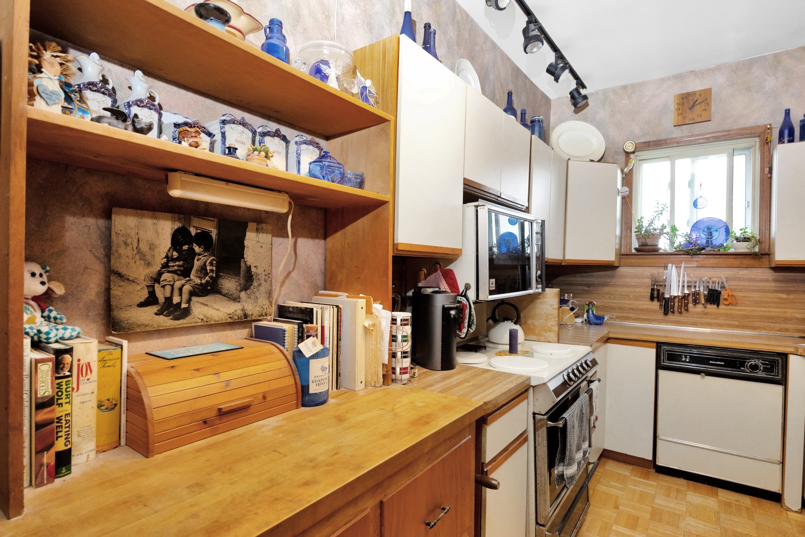 Middle Village, New York, 11379, United States, 4 Bedrooms Bedrooms, ,3 BathroomsBathrooms,Residential,For Sale,1827631