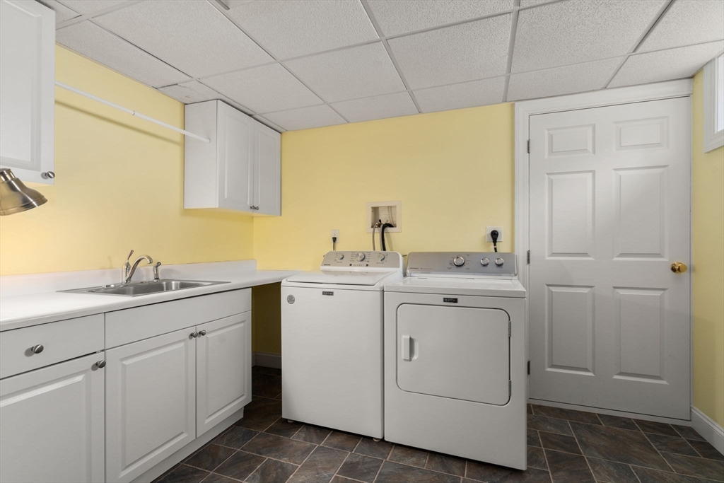 Weston, Massachusetts, 02493, United States, 4 Bedrooms Bedrooms, ,3 BathroomsBathrooms,Residential,For Sale,1804210
